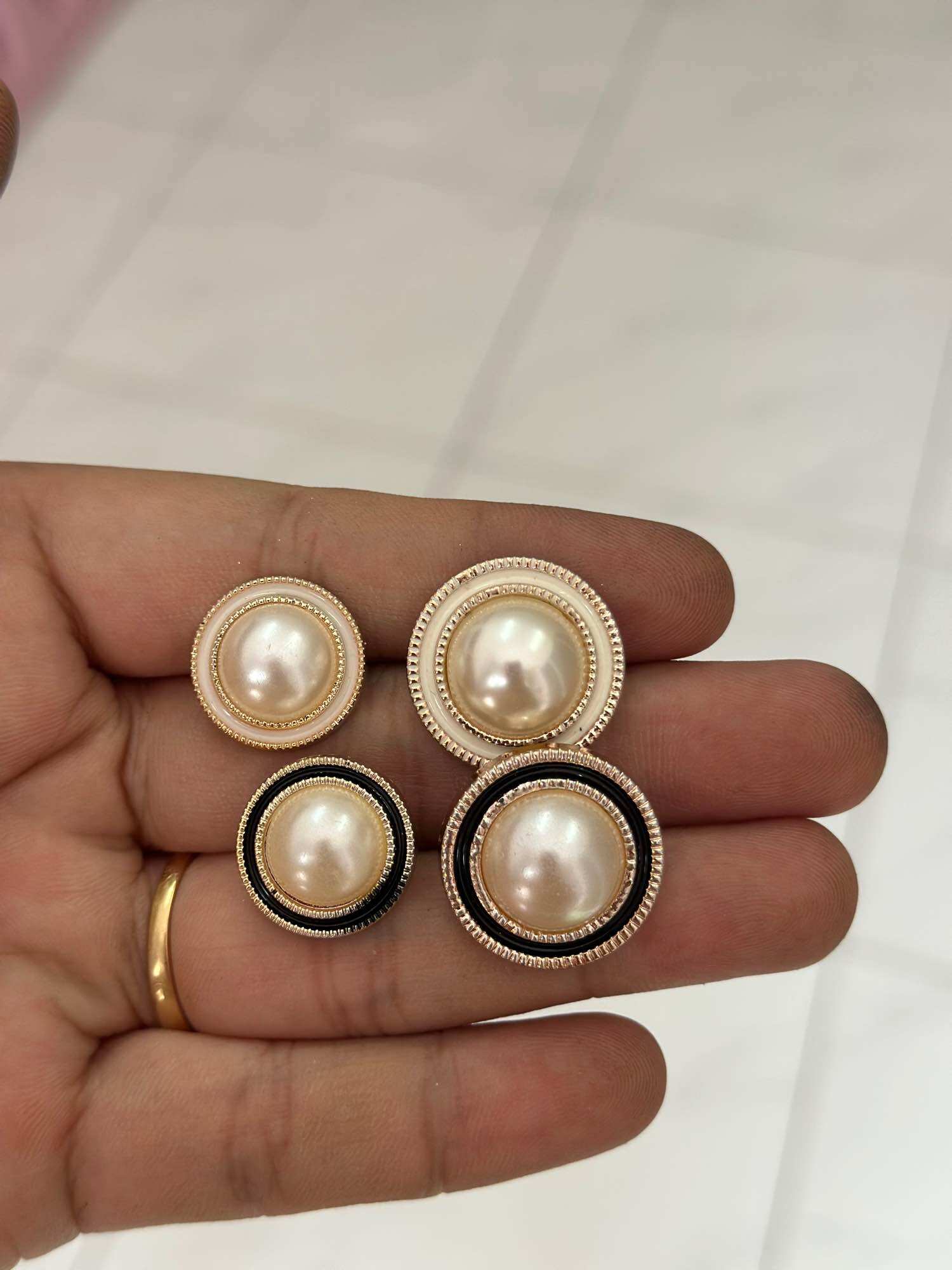 Sét 10 nút ngọc nhựa xi viền đen & trắng