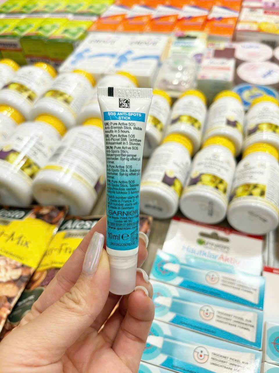 Bút chấm xẹp mụn siêu tốc GARNIER Hautklar Aktiv
