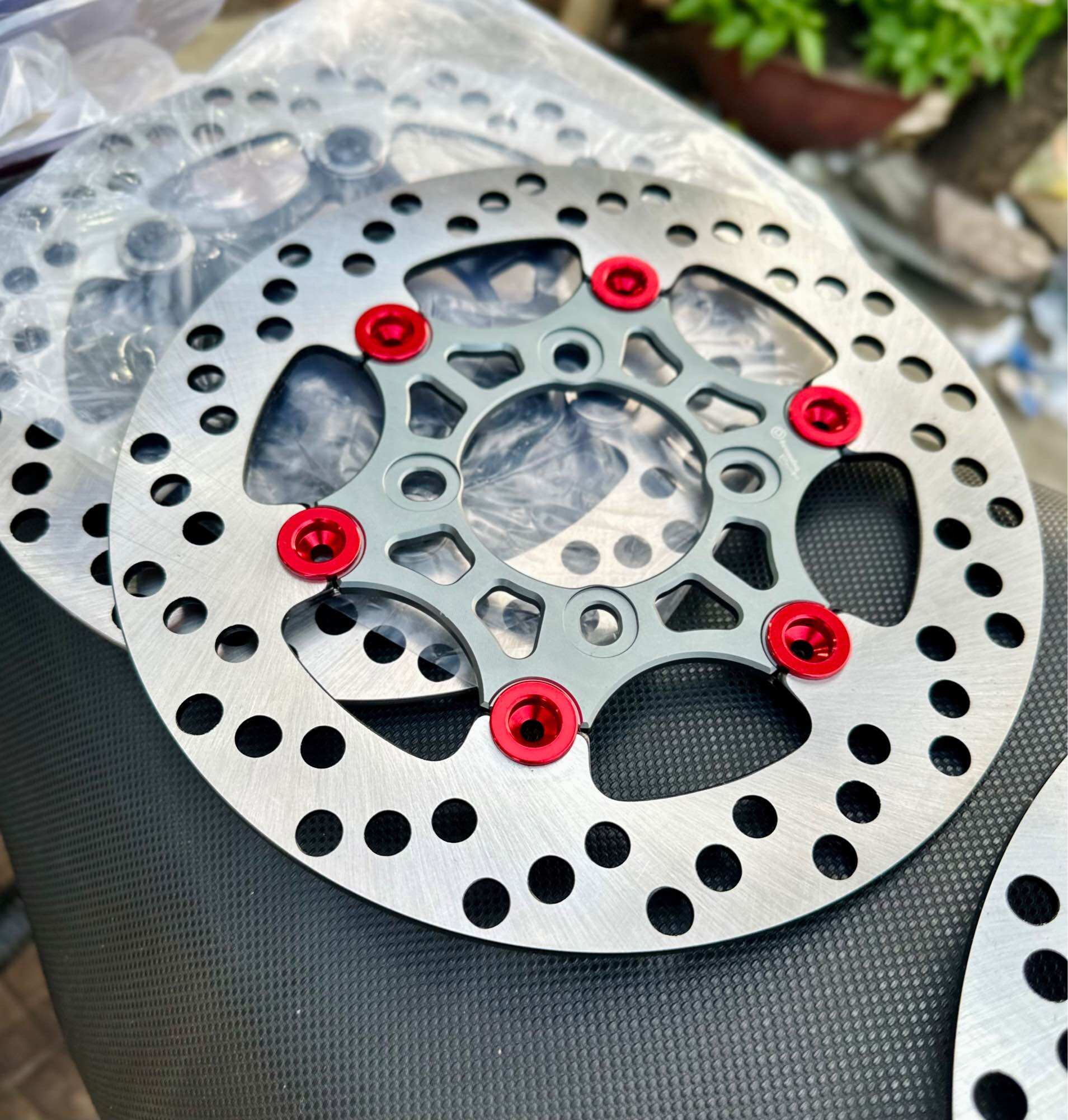 Đĩa thắng Brembo Moto 3 Khoen Đỏ 220mm