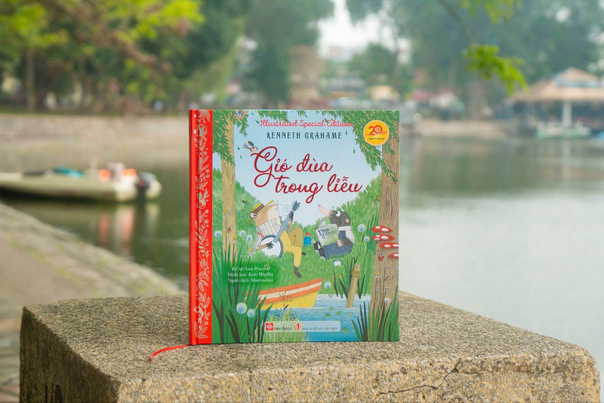 Sách - Gió đùa trong liễu