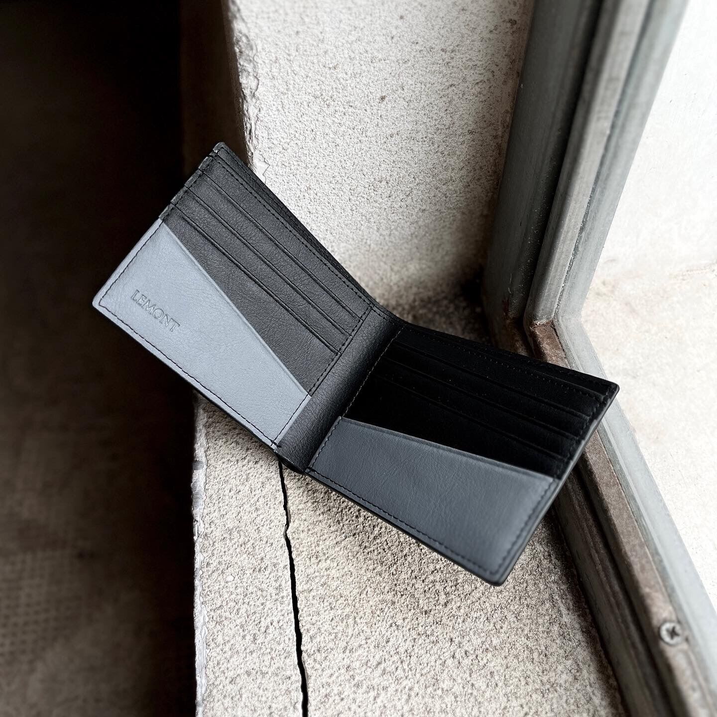 [Nhập LAZXuHuong05 - Giảm 70k/499k]Ví Light nam chính hãng Lemont, dáng ngang, kích thước chuẩn, có 2 ngăn tiền thẳng