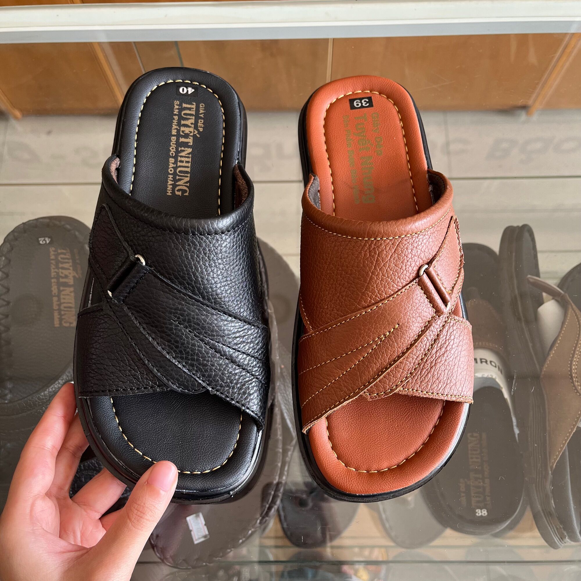 [HCM]Dép da nam trung niên đế cao 3cm bản khoá màu nâu/vàng