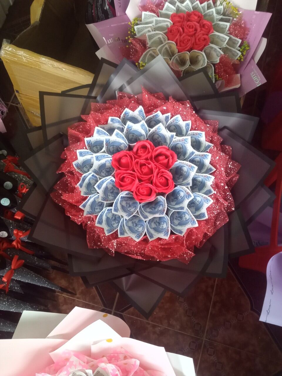 hoa bó tròn 7 bông giữa 30 tờ 1k .