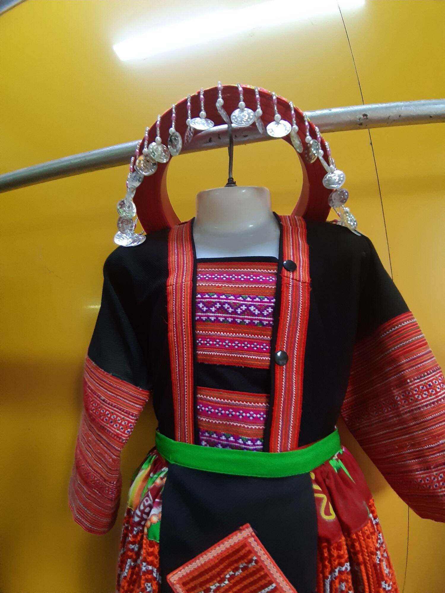 Váy Mông thêu trẻ con từ 3-6 tuổi ( 033 88 22 363)