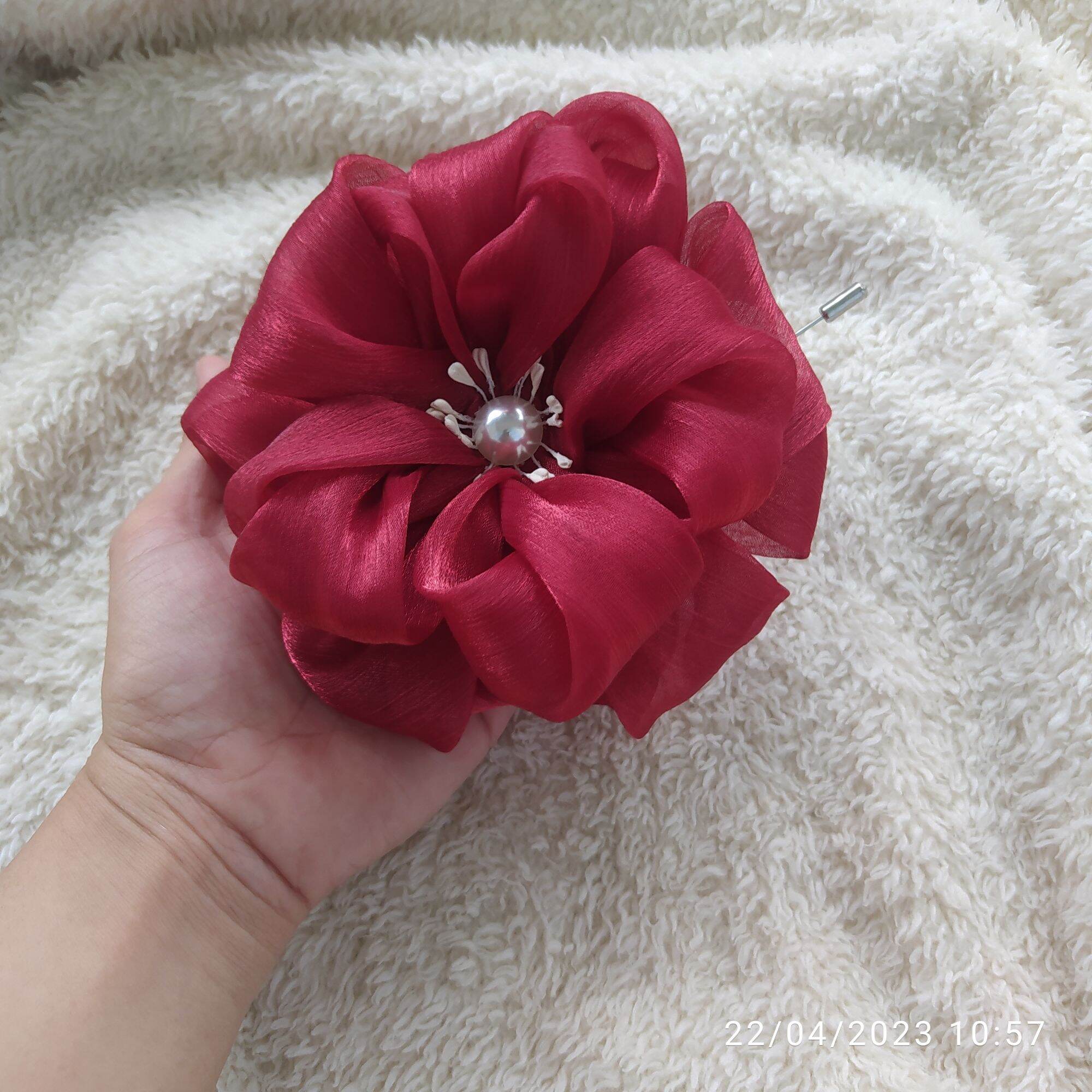 Hoa cài áo handmade Canto màu đỏ đô