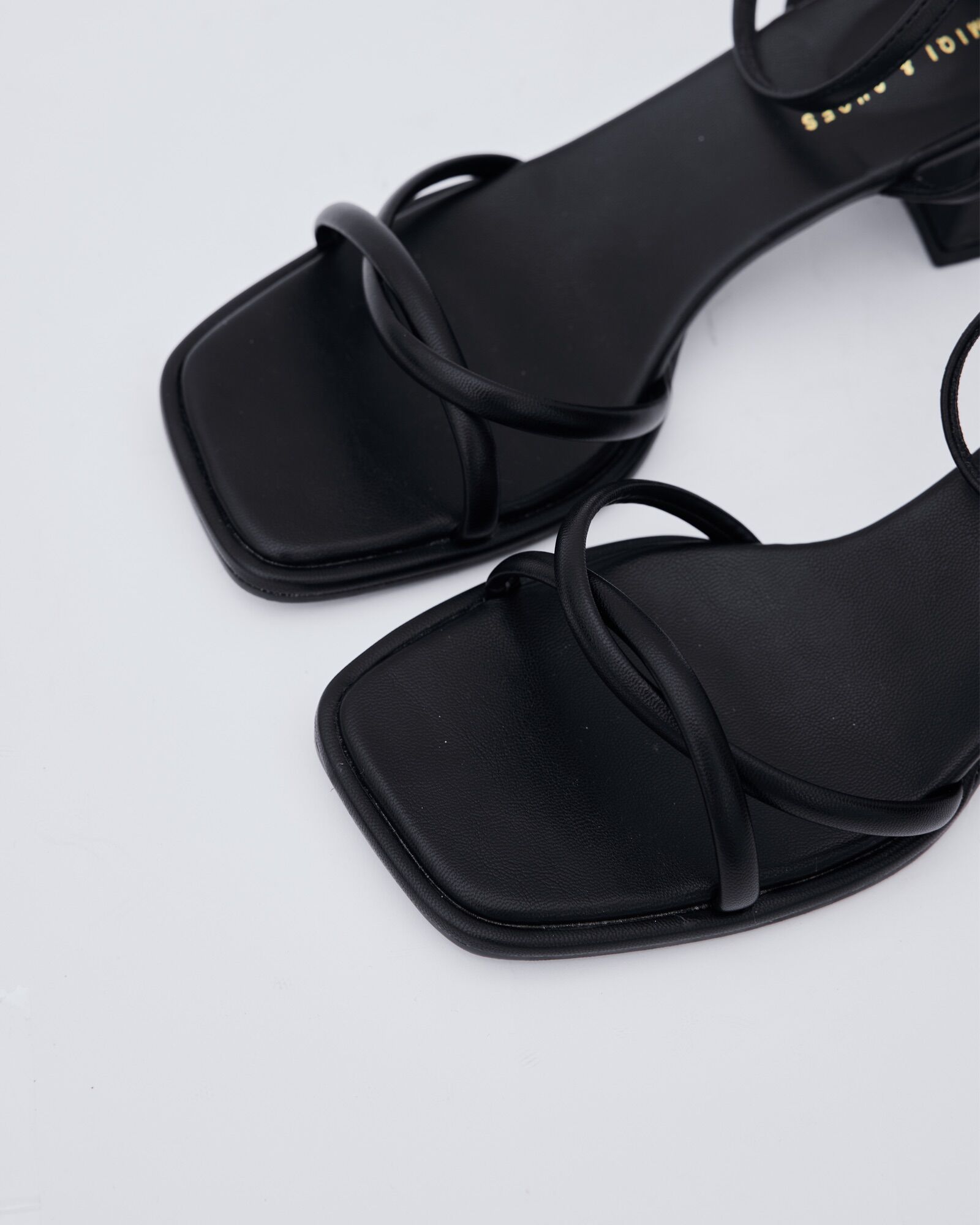 6329 - CAO GÓT LESLIE STRING SANDALS