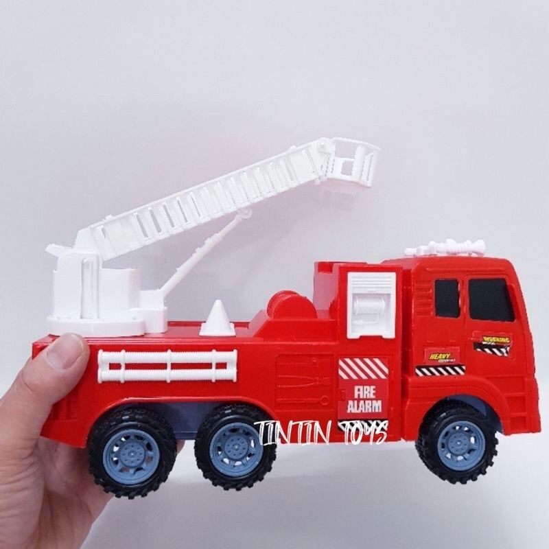 Xe cứu hỏa chạy trớn có thang siêu dài