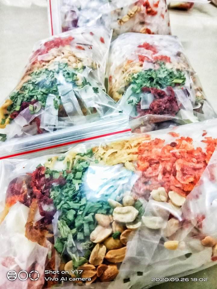 2 bịch bánh tráng trộn sa tế để riêng gia vị