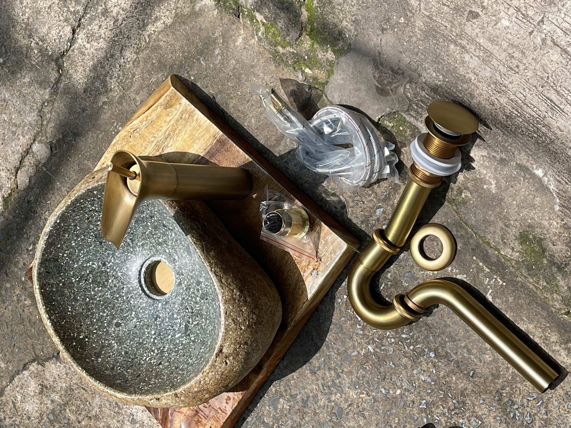 Bộ lavabo đá cuội ( Gồm : Chậu + vòi thác + xã)