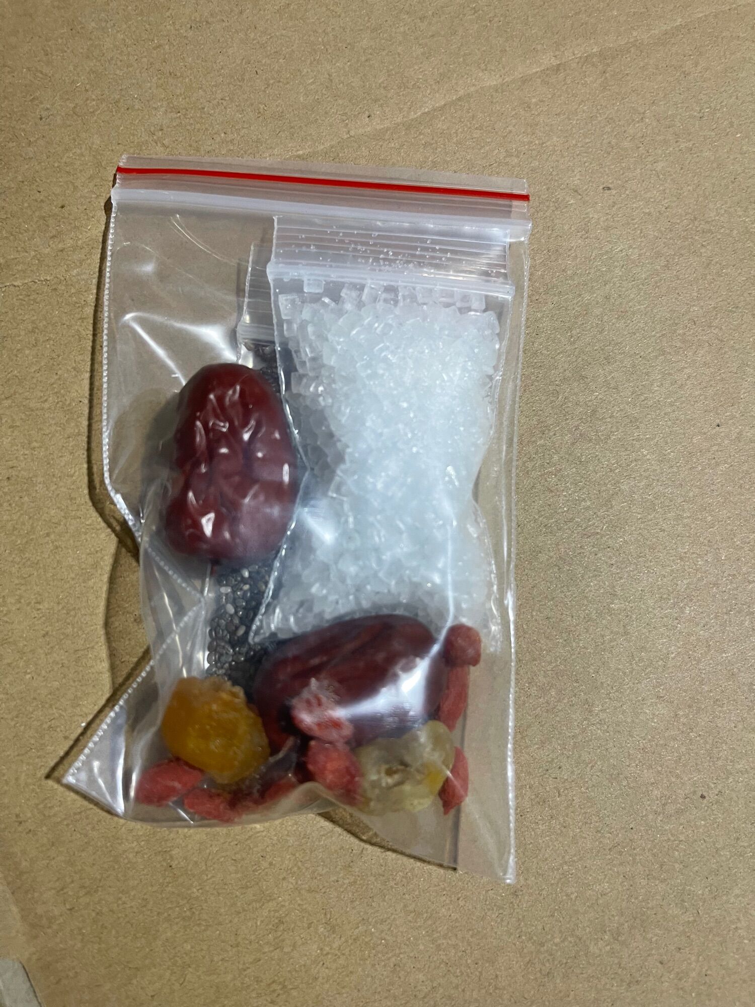 Gia vị chưng tổ yến gồm táo đỏ long nhãn hạt chia kỹ tử và đường phèn