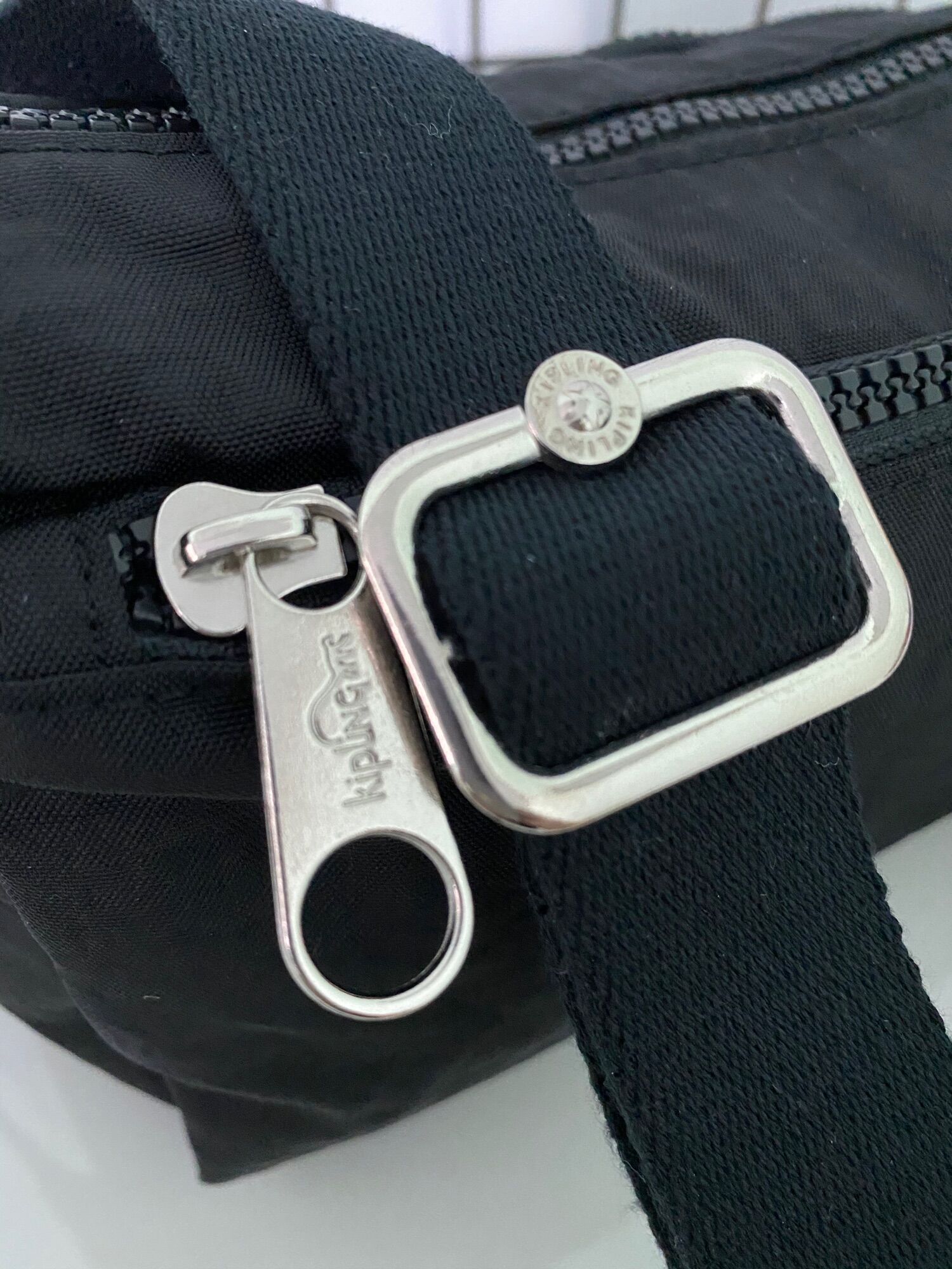 Túi đeo chéo Kipling đen