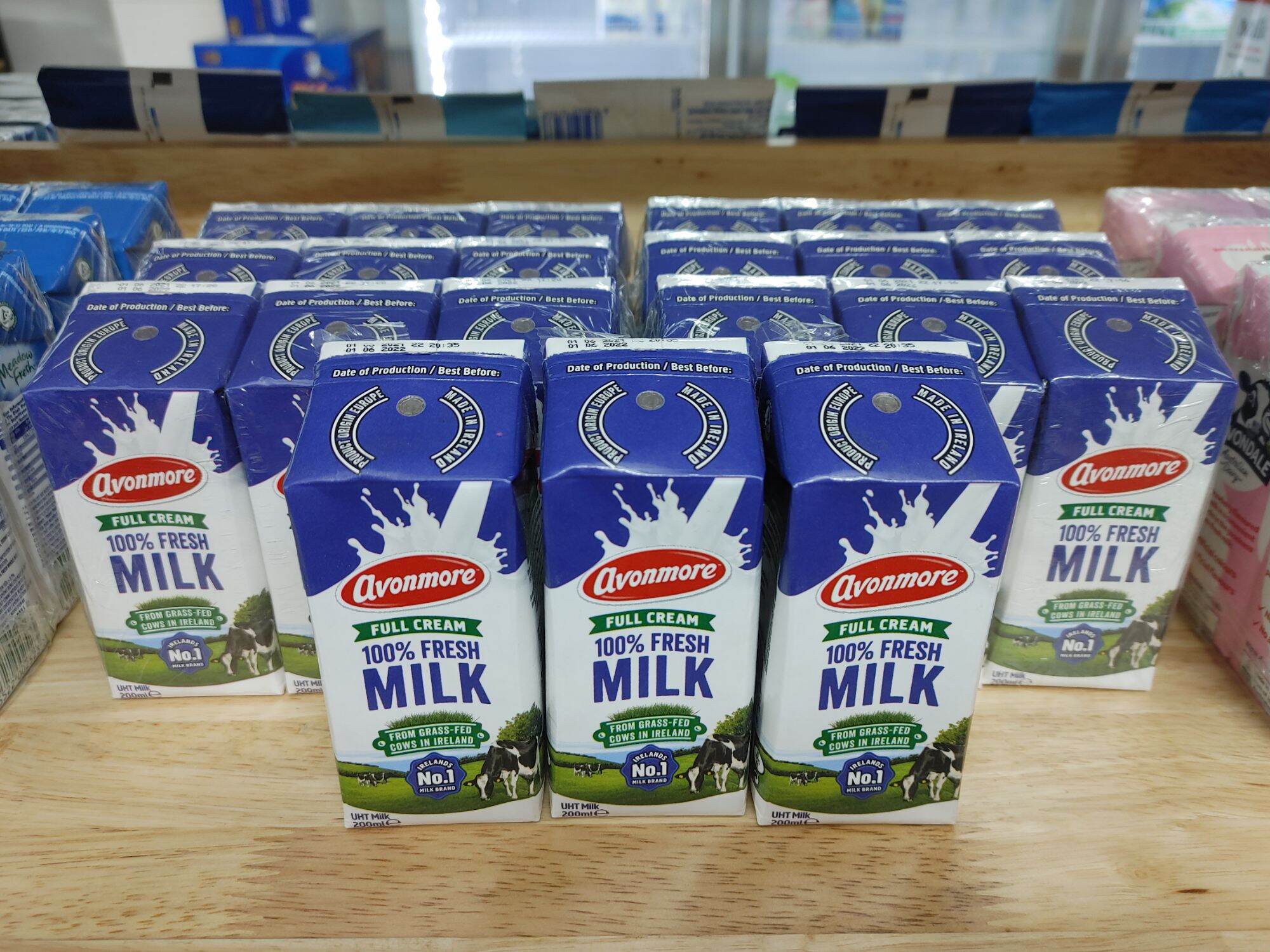 Lốc 3 hộp sữa tươi tiệt trùng Avonmore nguyên kem không đường 200ml