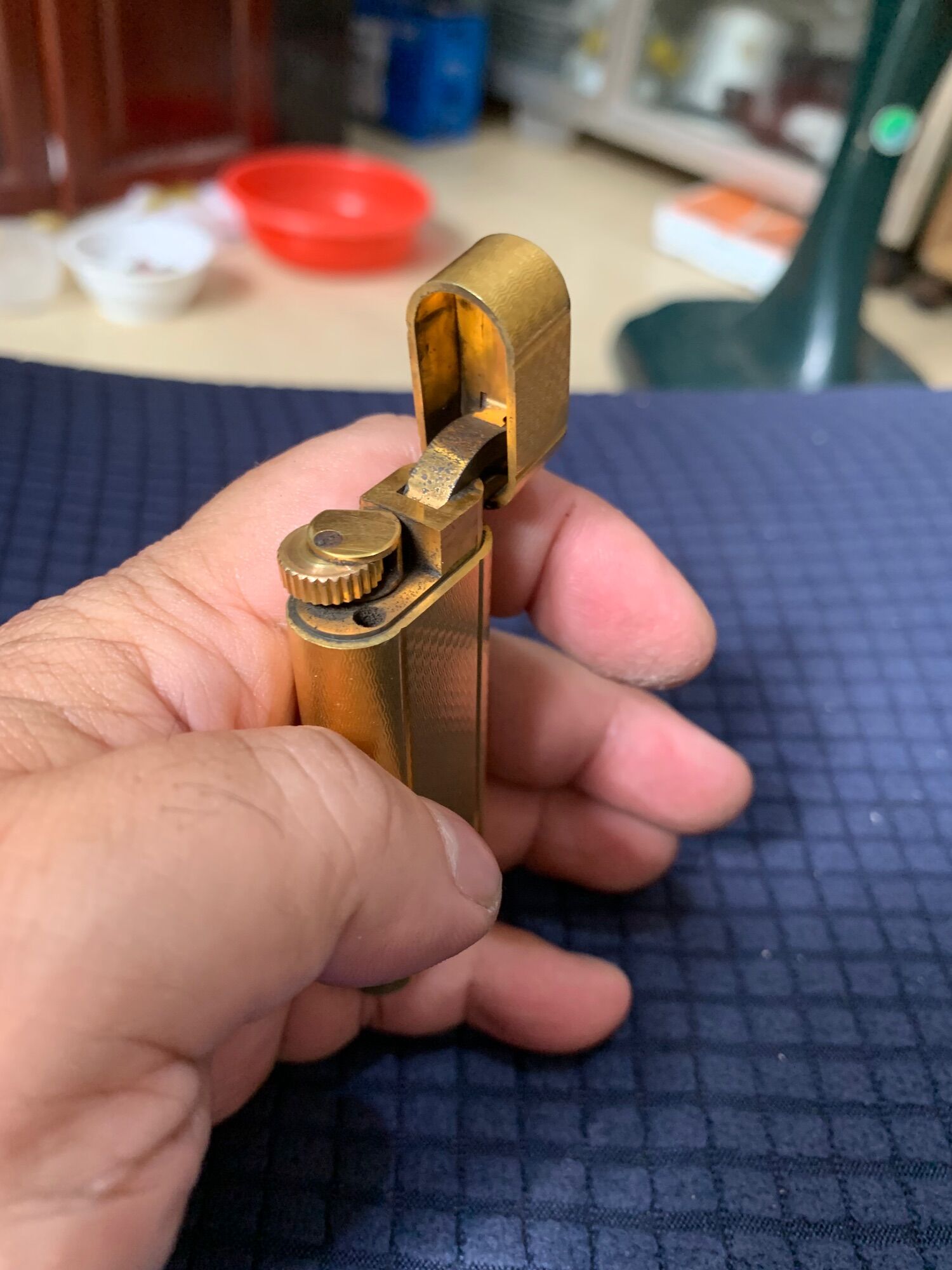 Bật lửa Cartier mạ vàng.