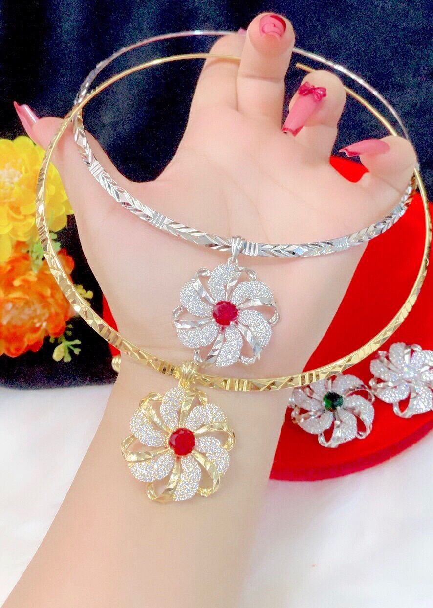 Kiềng cổ chạm mặt hoa mạ vàng 18k mạ bạch kim đính đá đỏ cực đẹp
