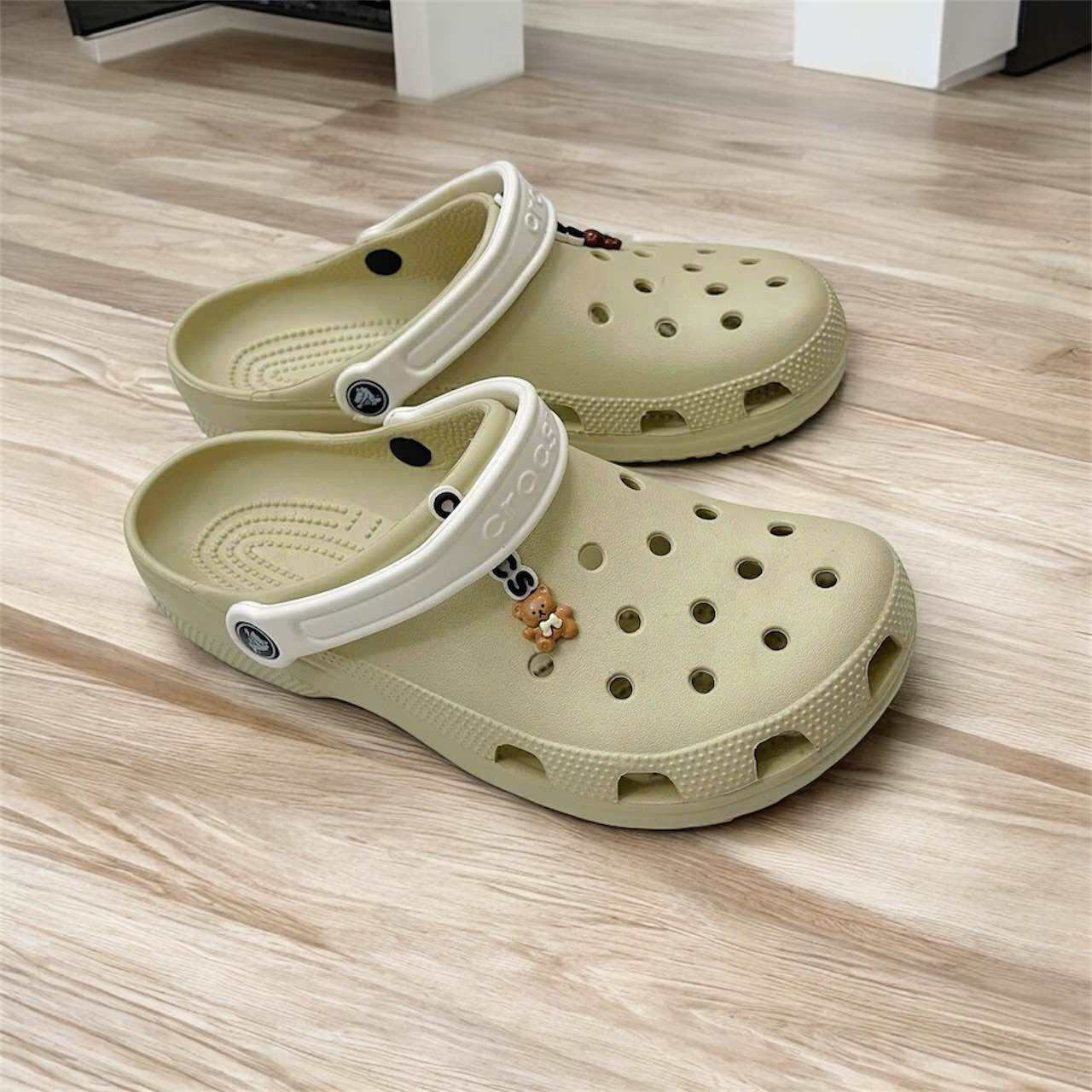 [Chính hãng-lỗi 1 cắt-còn size 39 đến 44] Dép crocs nam nữ chính hãng màu kem SK có lỗi cắt nhẹ đã x