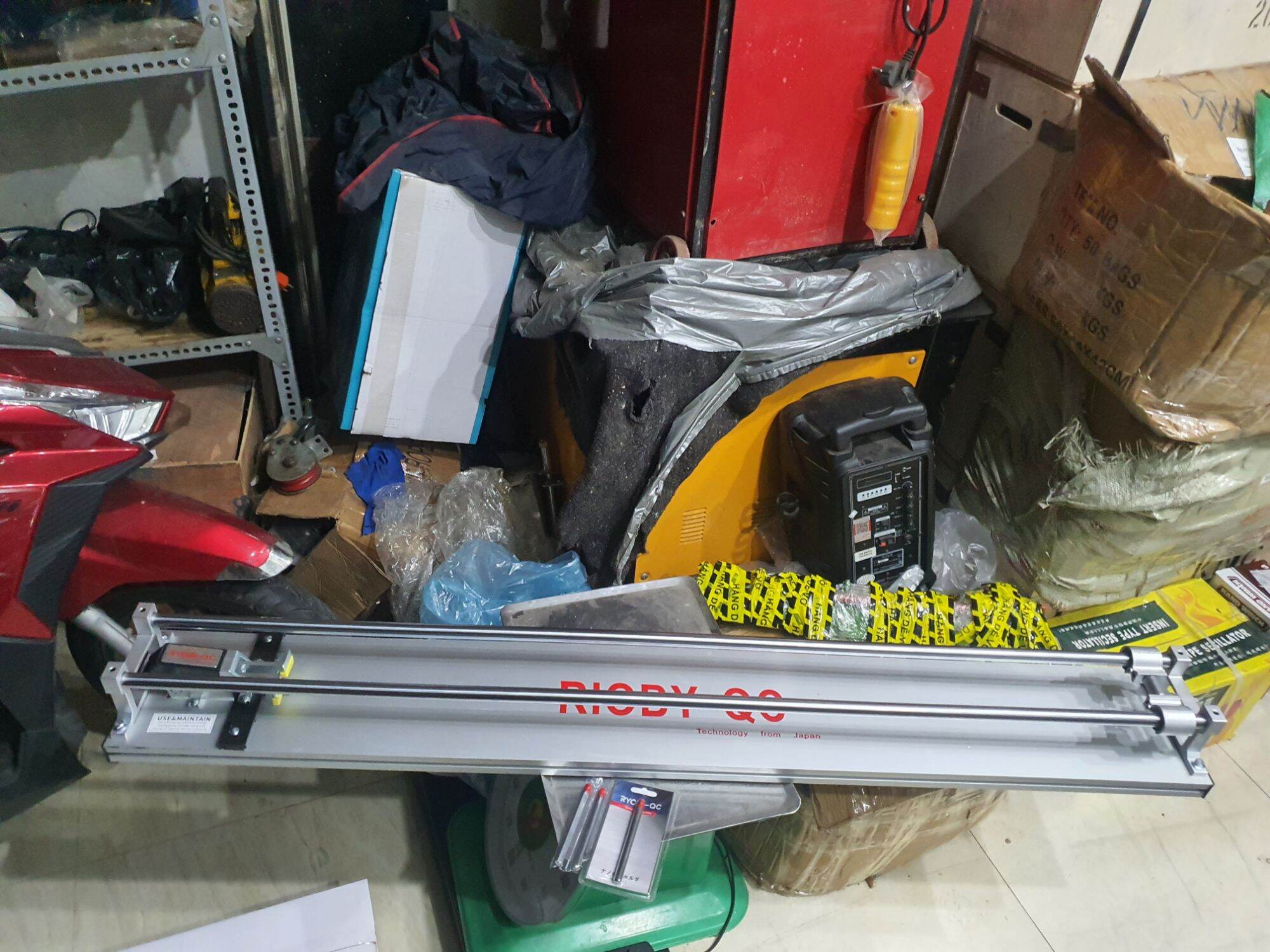 Bàn cắt gạch ryobi qc 1m2 _ 2 lưỡi tặng kèm 1 lưỡi