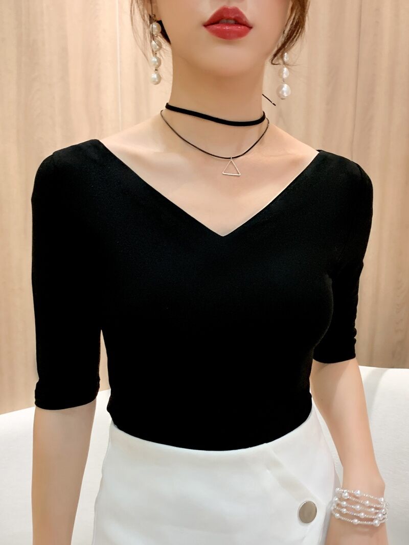 Áo Thun Nữ Tay Giữa Cổ Chữ V Màu Đen Ôm Vừa Vặn Mùa Hè 2025 Áo Sơ Mi Cơ Bản Thiết Kế Hở Xương Vai Thanh Lịch