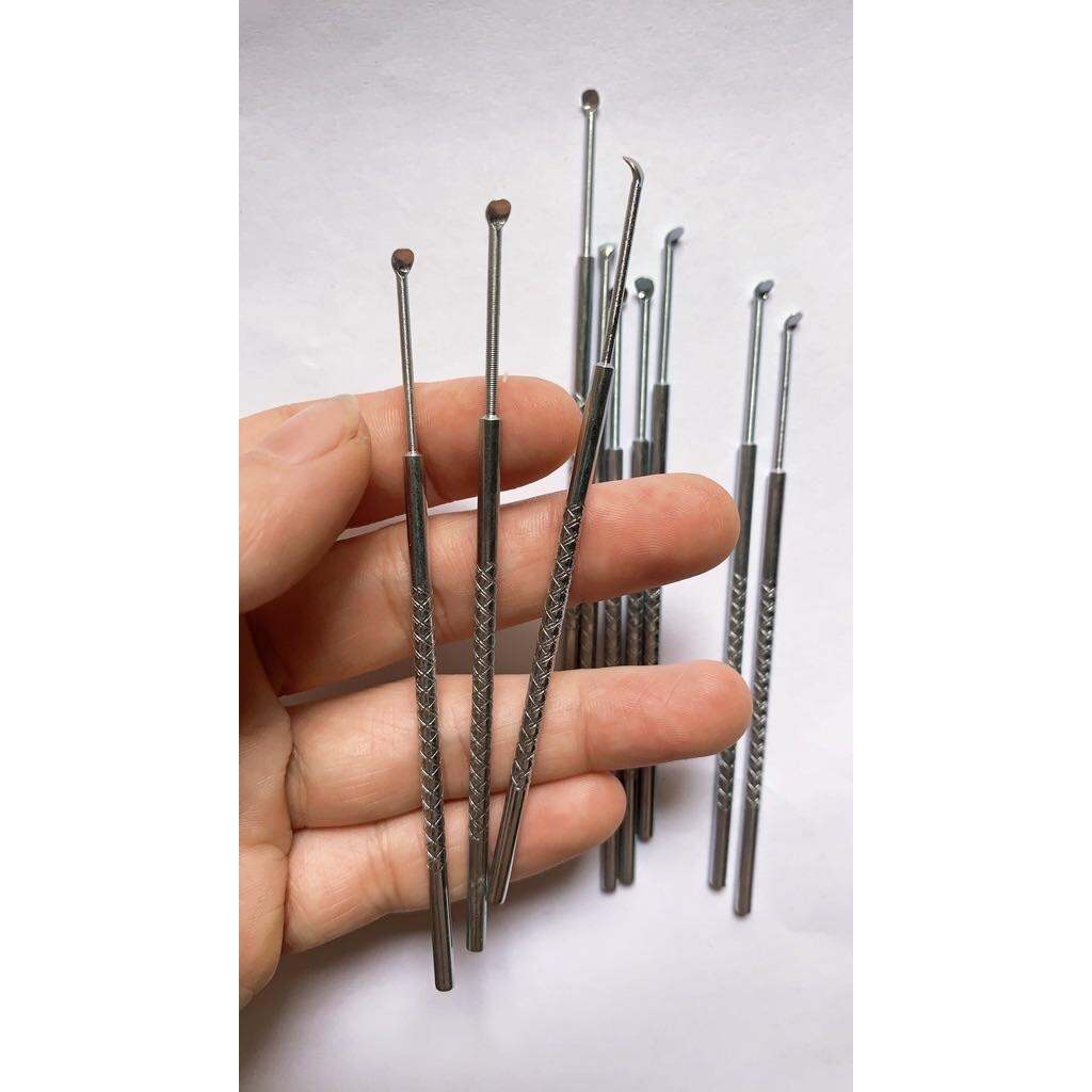 Cây lấy ráy tai bằng nhựa và sắt nhỏ xinh tiện dụng