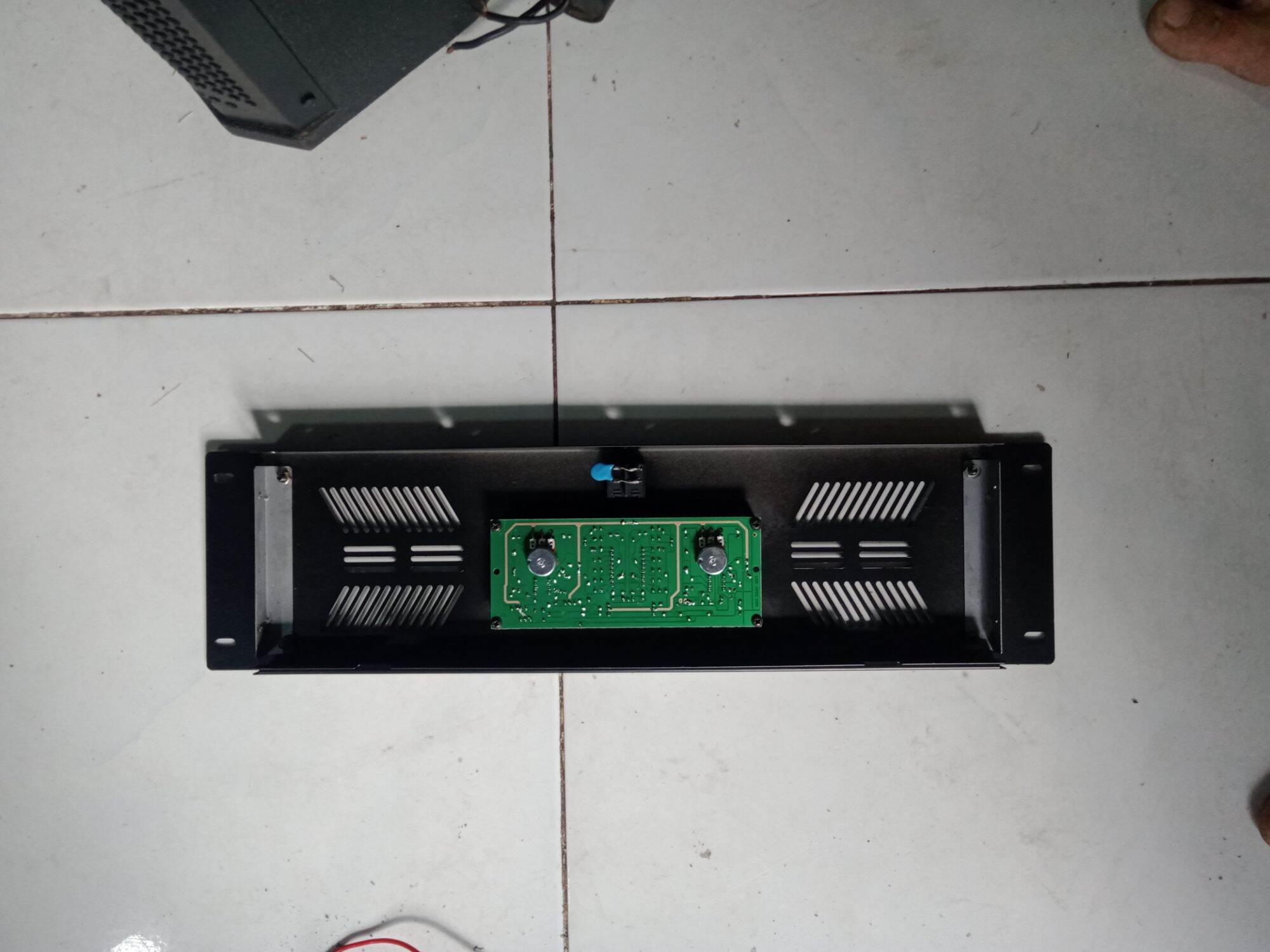 mặt trước amply lên thành cục đẩy như hình