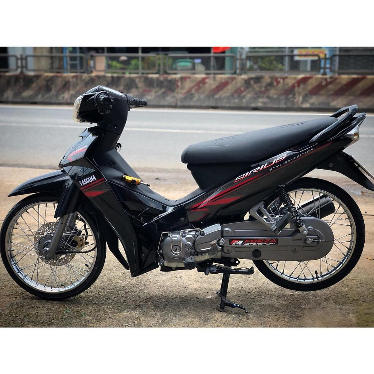 Tem sirius đen đỏ xám tặng kèm logo trang trí