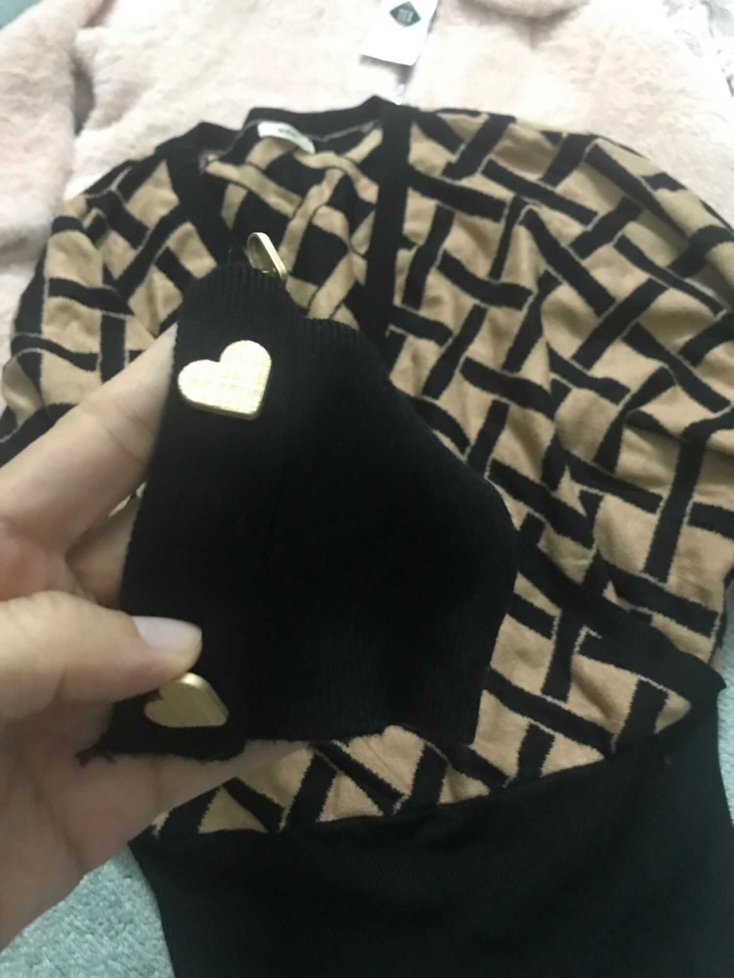 Áo len nữ kiểu caro bo eo