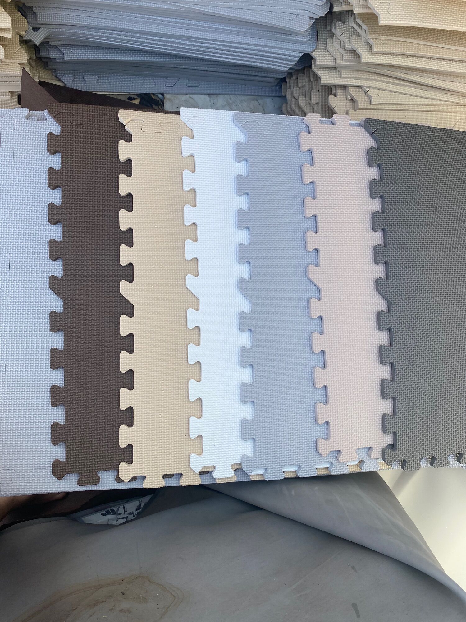 Thảm xốp màu nâu và kem 60×60×1cm