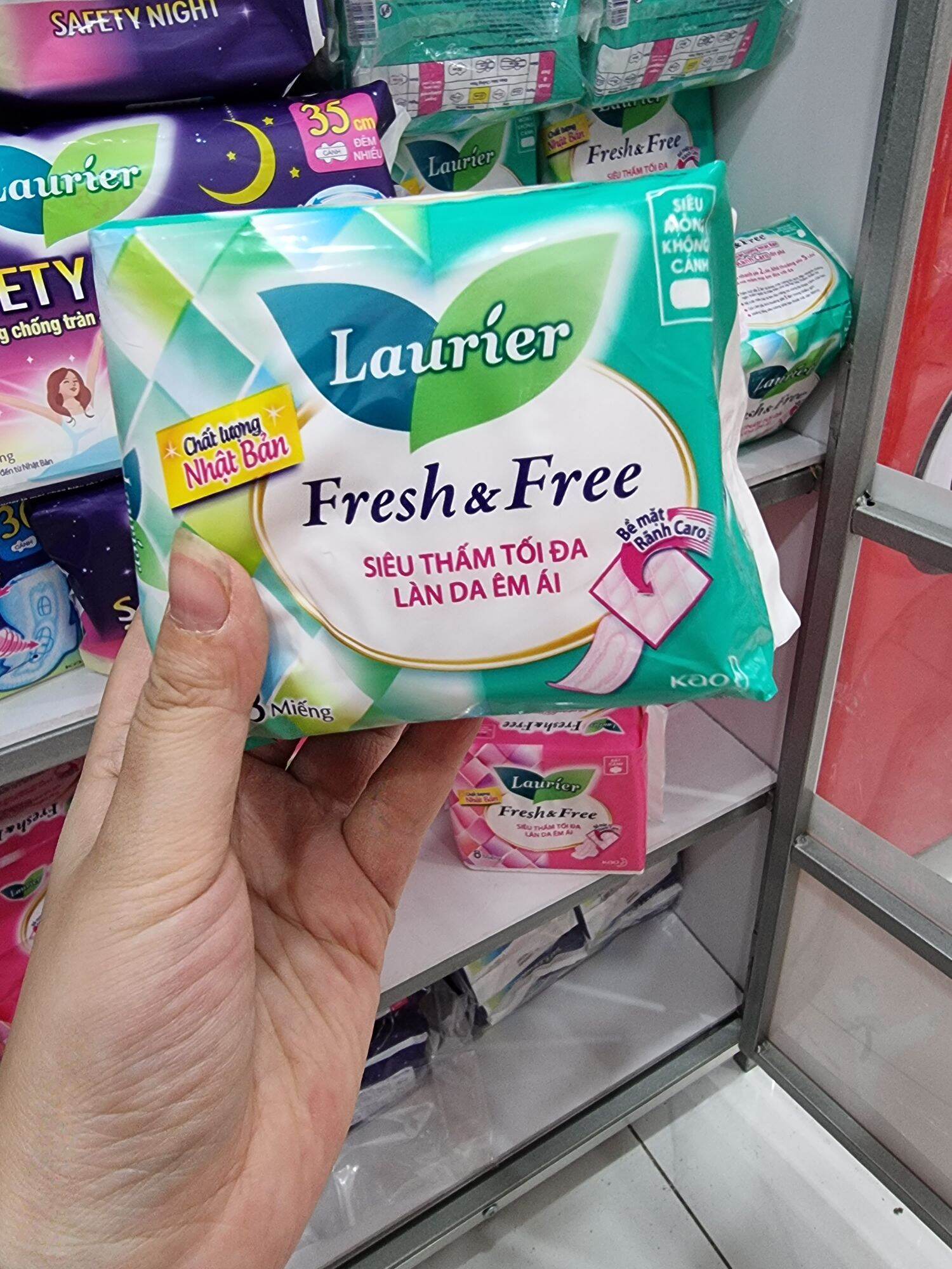 Băng vệ sinh Laurier siêu mỏng không cánh 8 miếng