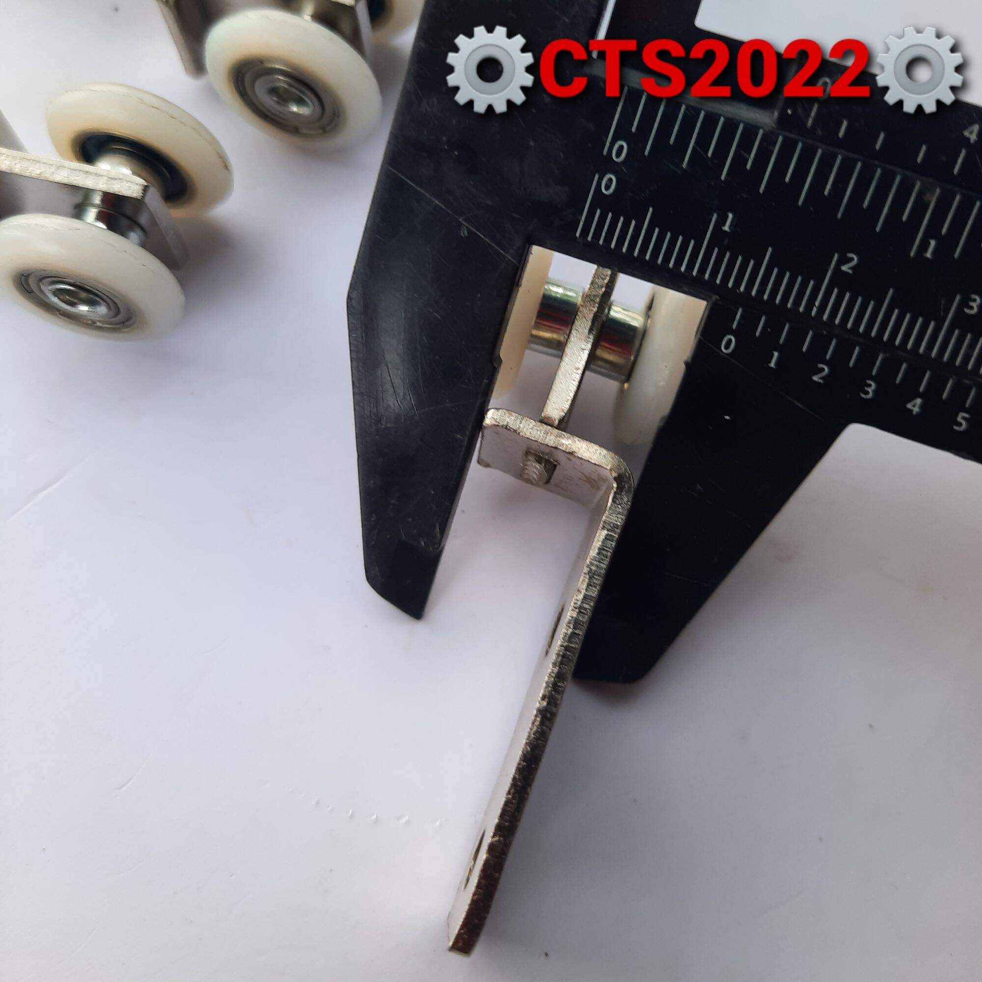 Con lăn trên cửa lùa inox tiện dụng