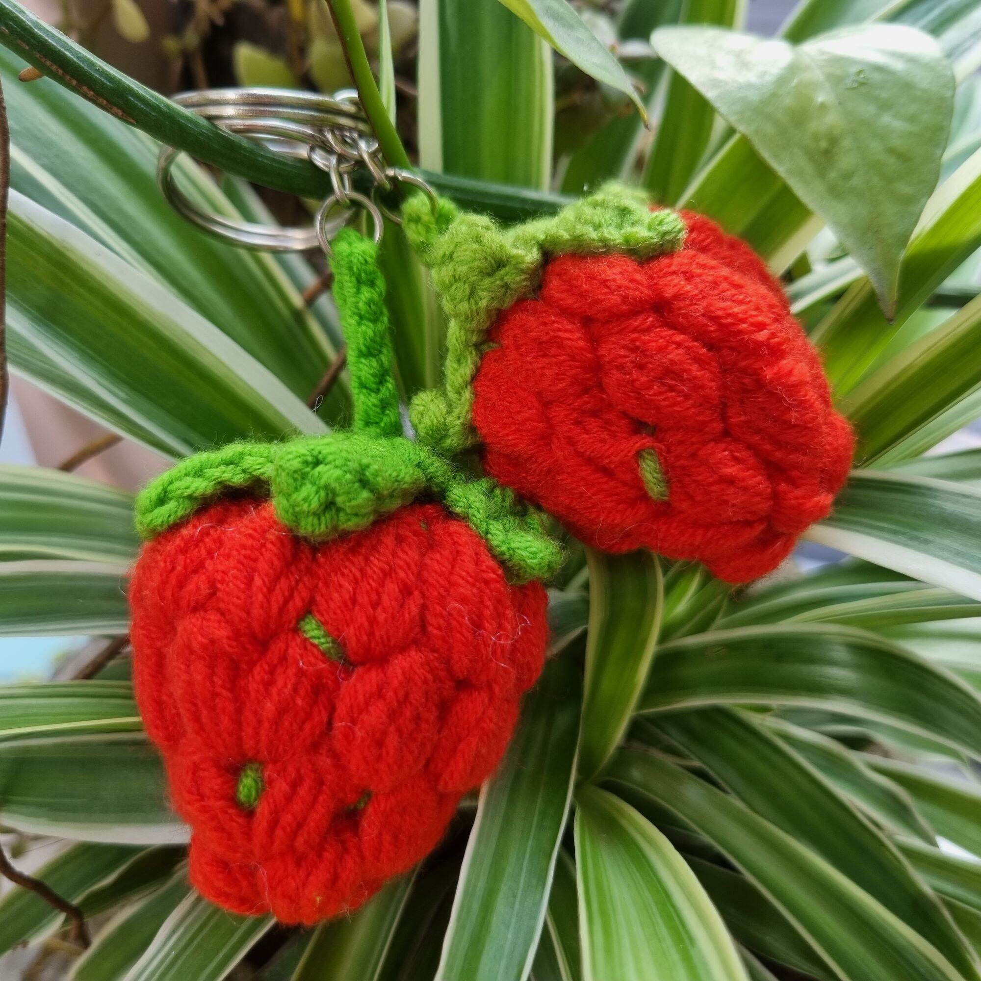 Quả dâu tây bằng len handmade dùng móc chìa khóa, treo trang trí