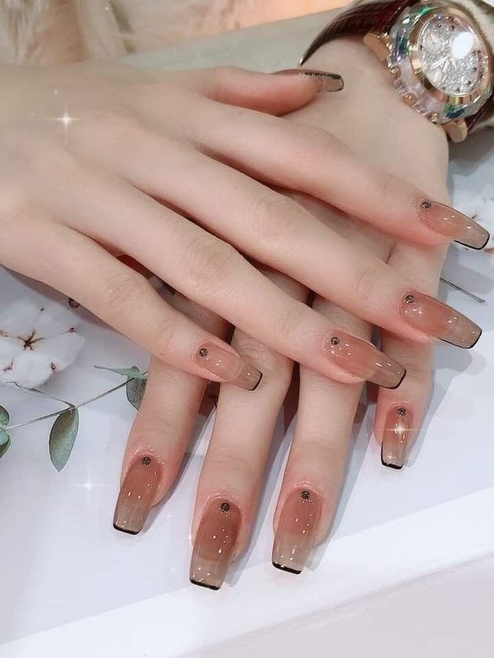 Móng tay giả nail box đính đá đơn giản