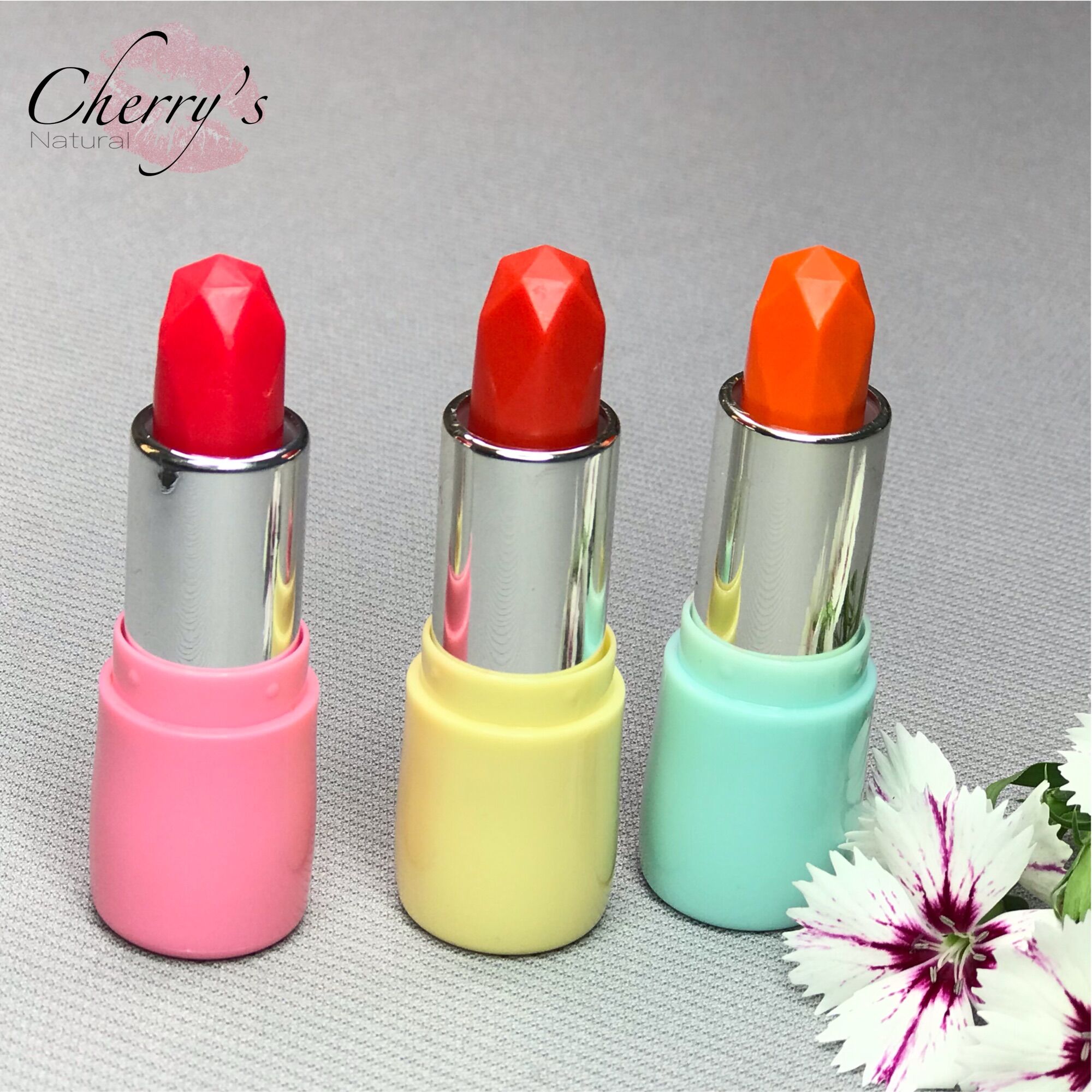 Son Dưỡng Gấc trị thâm môi, chống nứt nẻ.