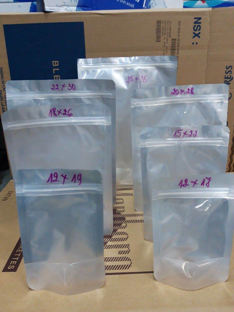 Túi zip bạc 1 mặt bạc 1 mặt trong đáy đứng Túi zip hoá cao, có khả năng chịu nhiệt độ tốt khả năng giữ hương vị sản phẩm đạt tối đa, giúp cho sản phẩm luôn tươi ngon, phù hợp với máy gói tốc độ cao. Bảo quản nông sản khô như: ngũ cốc, bột cà phê, mít sấy.