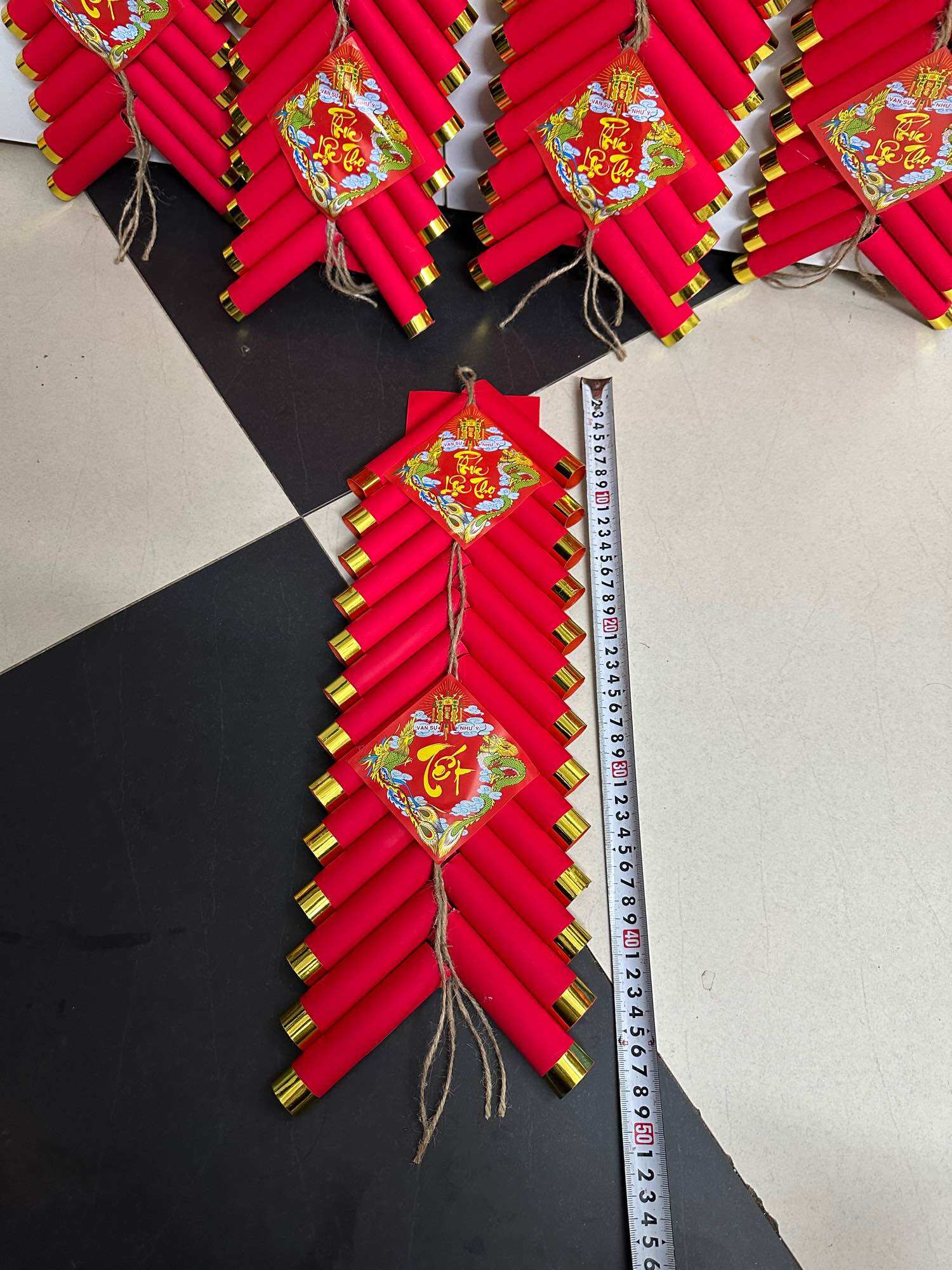 Pháo giấy đỏ trang trí tết