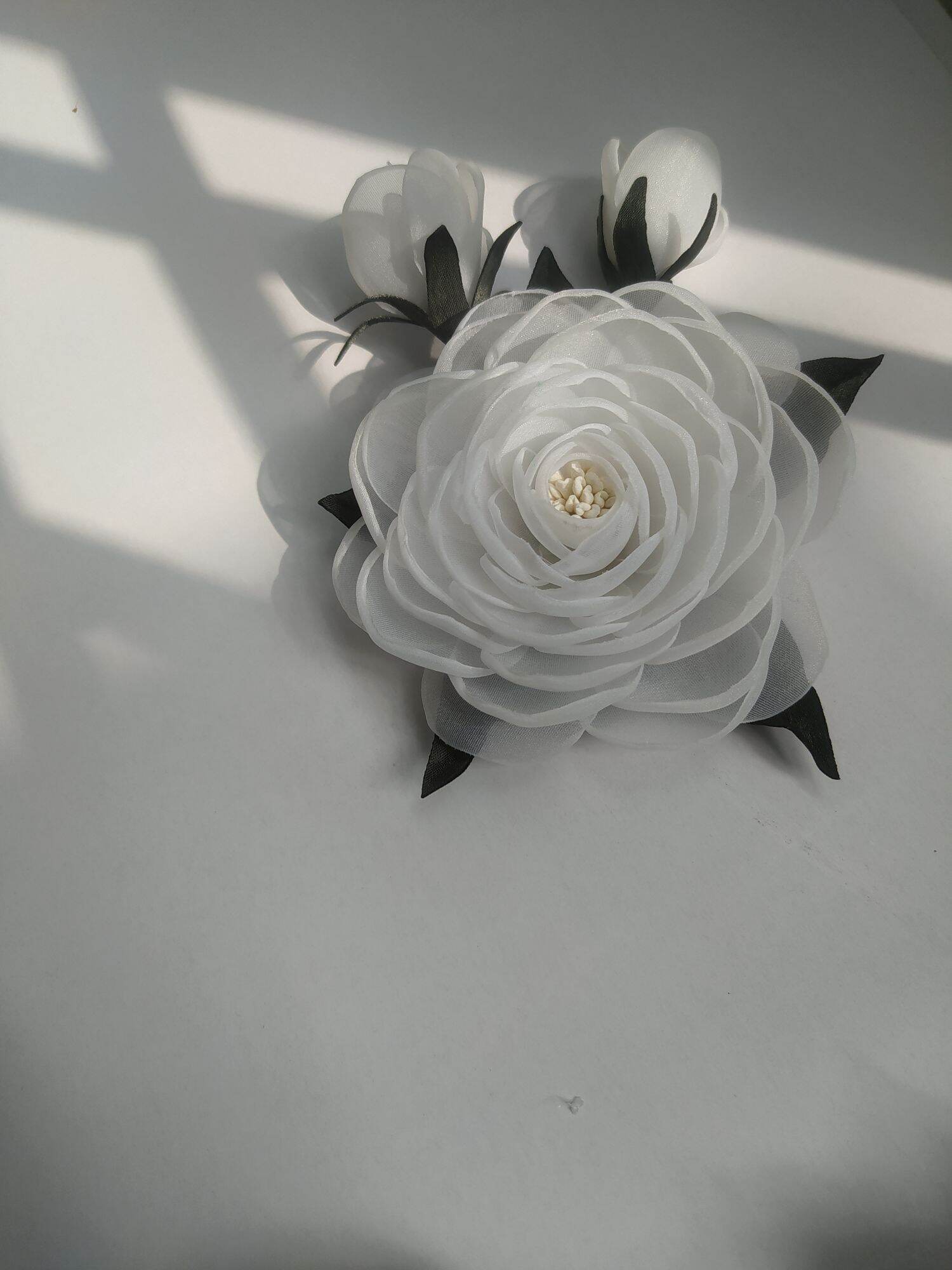 Hoa chùm cài áo handmade Canto màu trắng