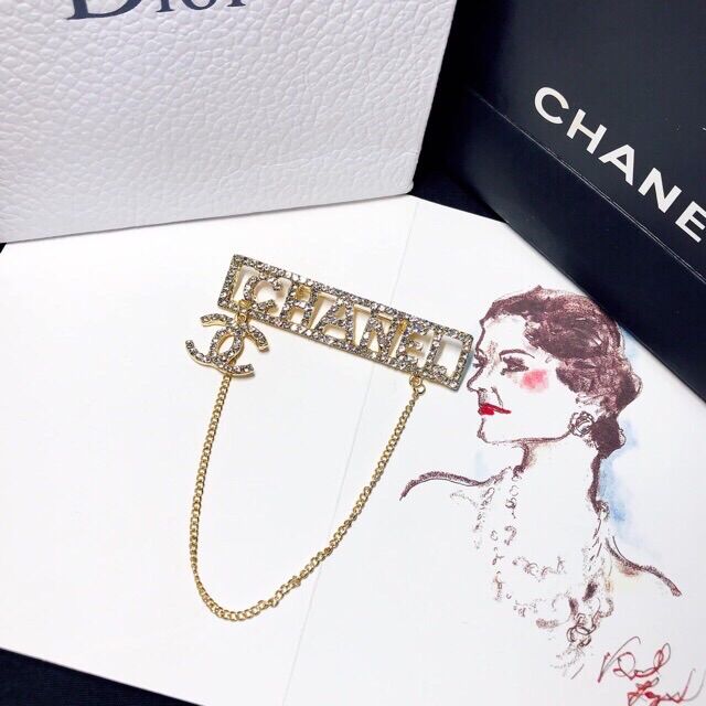 Cài áo chanel chữ x dây xích