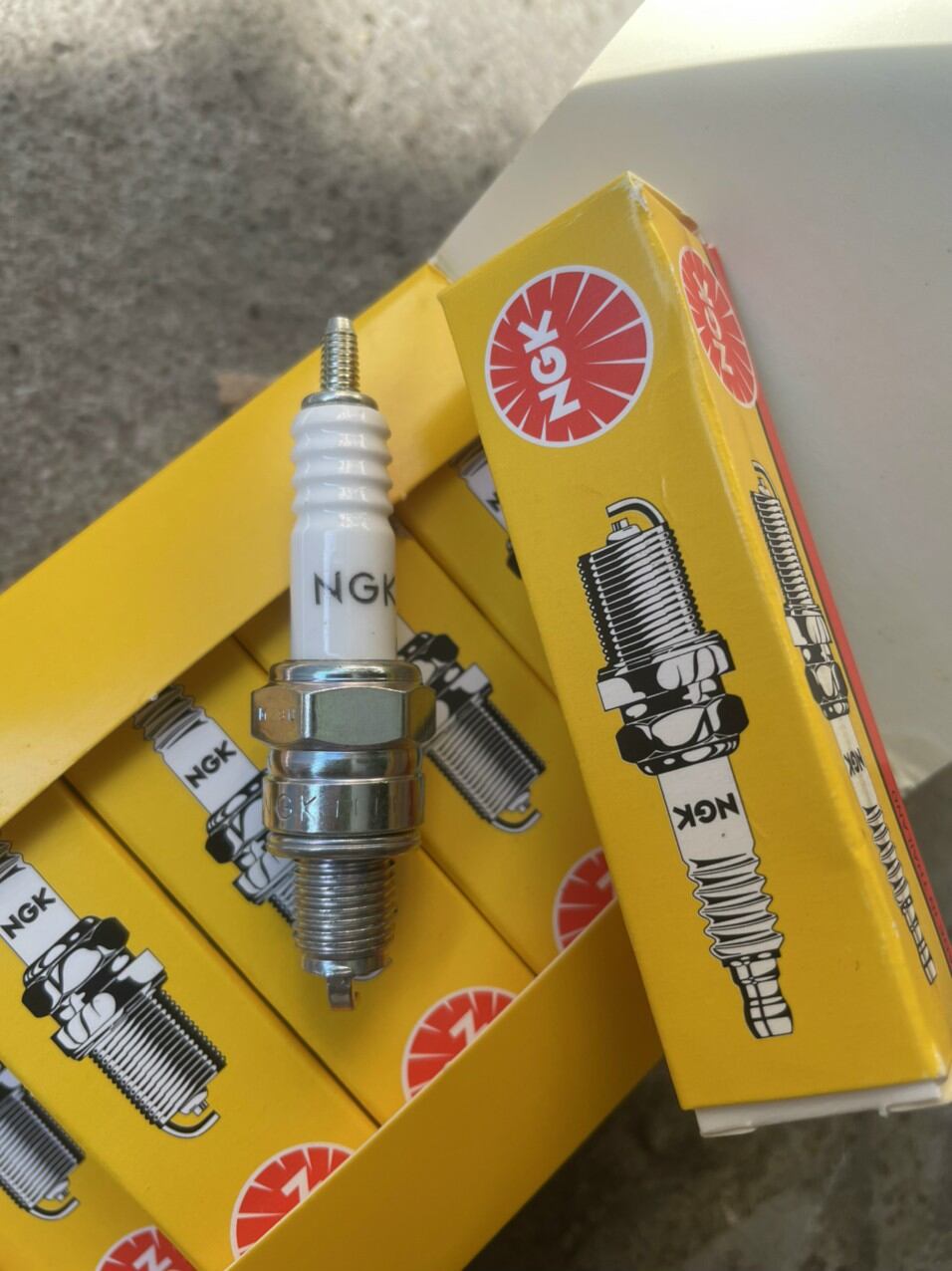 bu gi xe mày chân ngắn chân dài C5-C9 [NGK] Giá 19,000 Đồng*Miễn phí vận chuyển