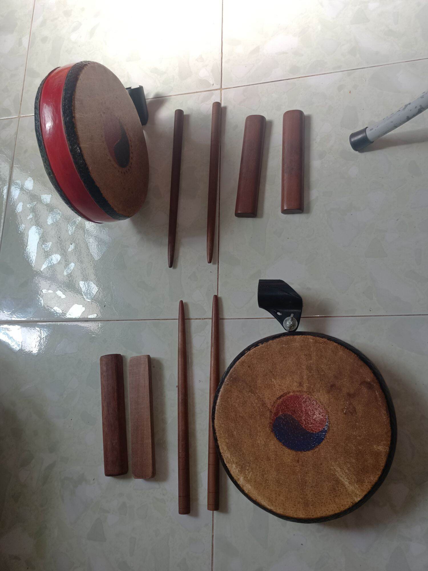 Trọn bộ : Trống,cặp nhịp,roi, gắn micro .....!