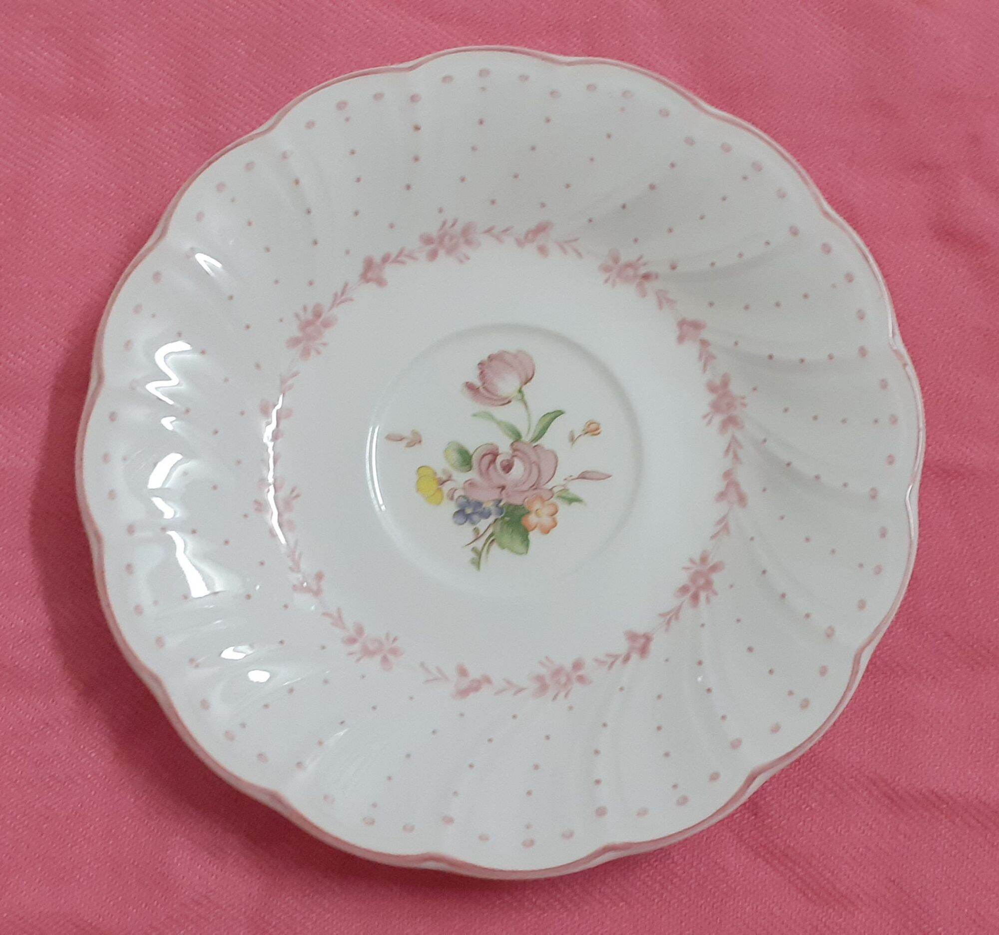 Đĩa gốm sứ viền hồng và họa nổi 14cm