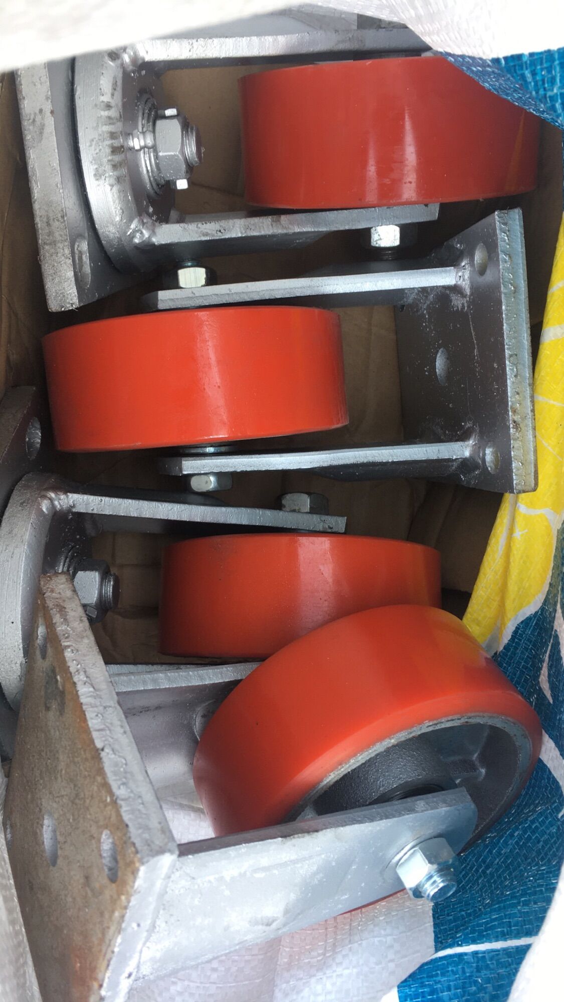 1 bánh xe đẩy 125x50 PU gang càng 10ly dùng cho xe nâng ,xe đẩy hàng tải trọng trên 2 tấn