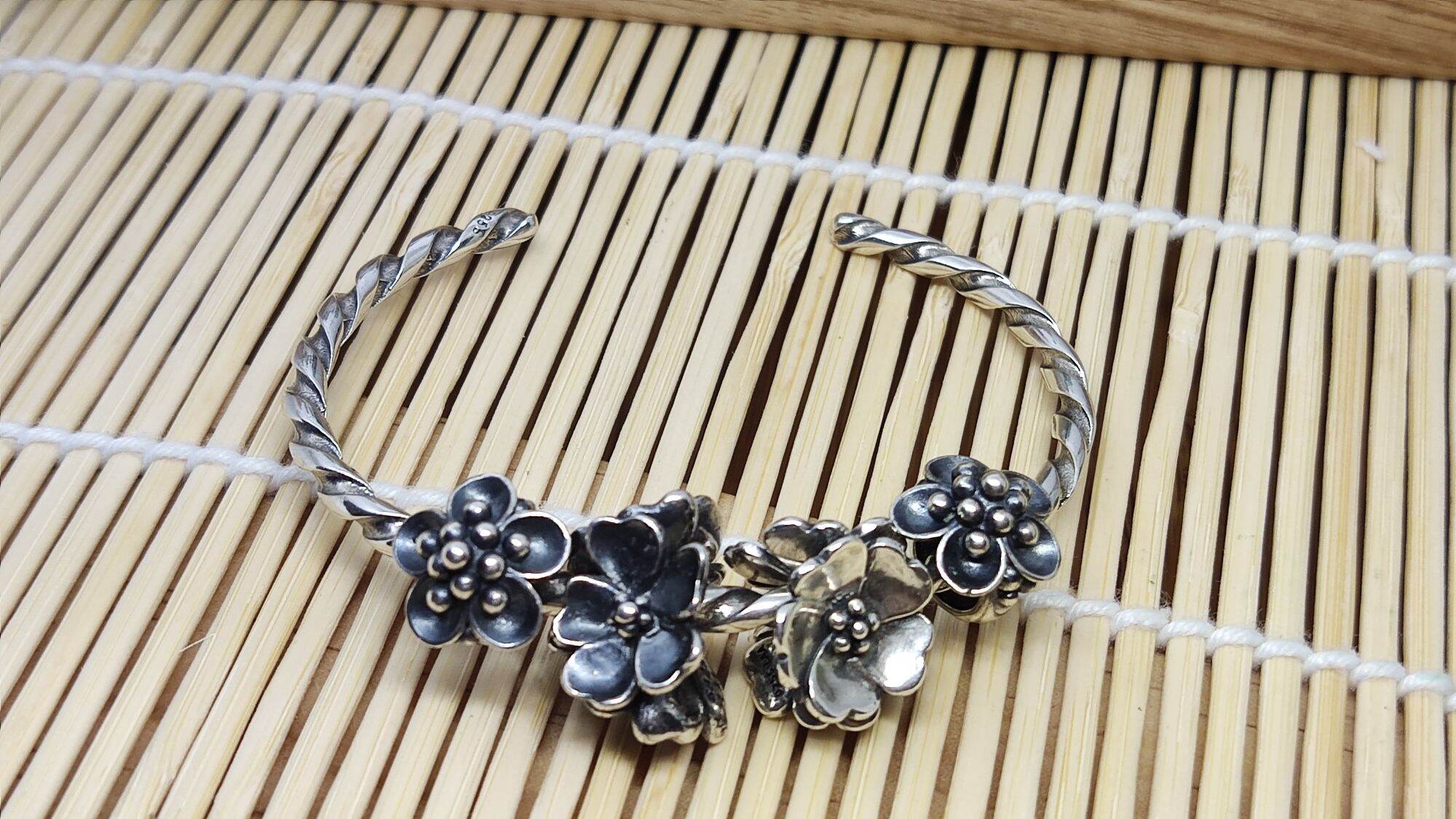 GauBee Charm bạc 925 hoa táo đen tb
