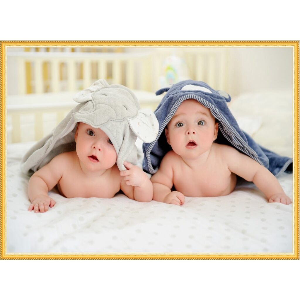 tranh decal dán tường hình em bé trai sinh đôi