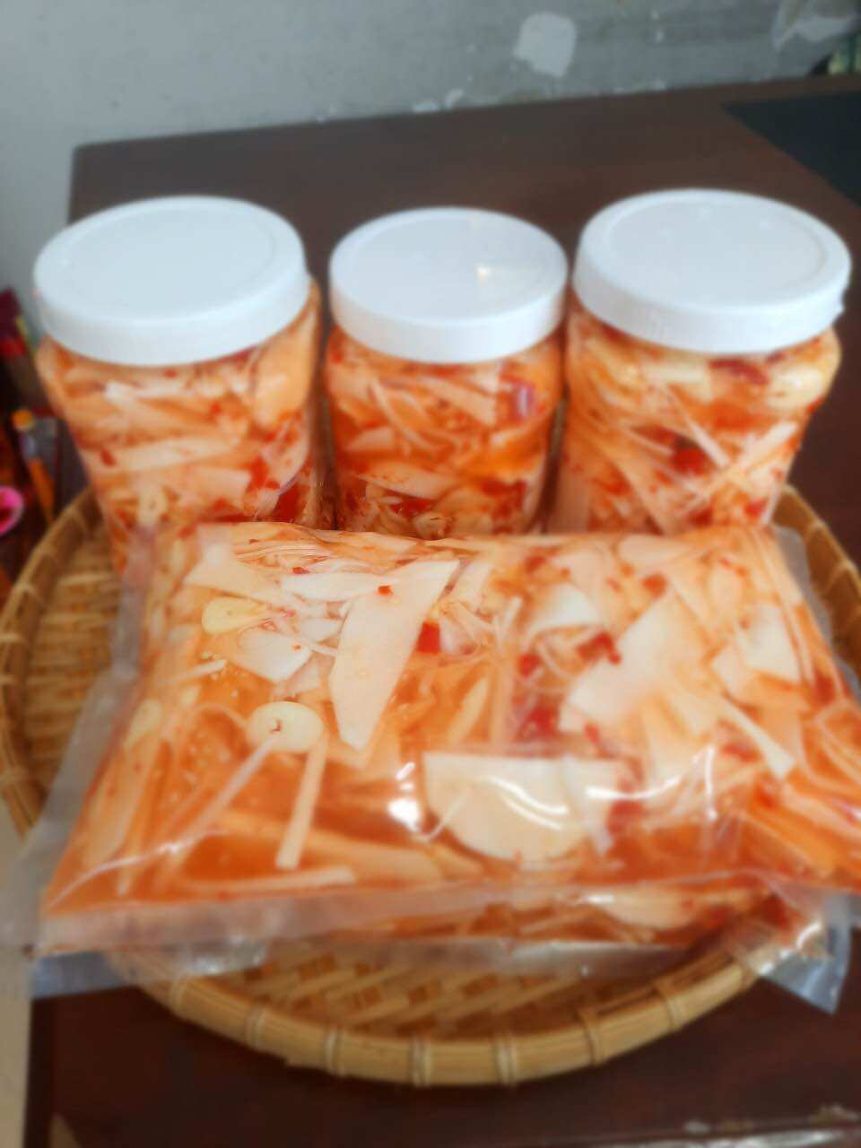 Măng ngâm tỏi ớt (hộp 1kg gồm nước ngâm)