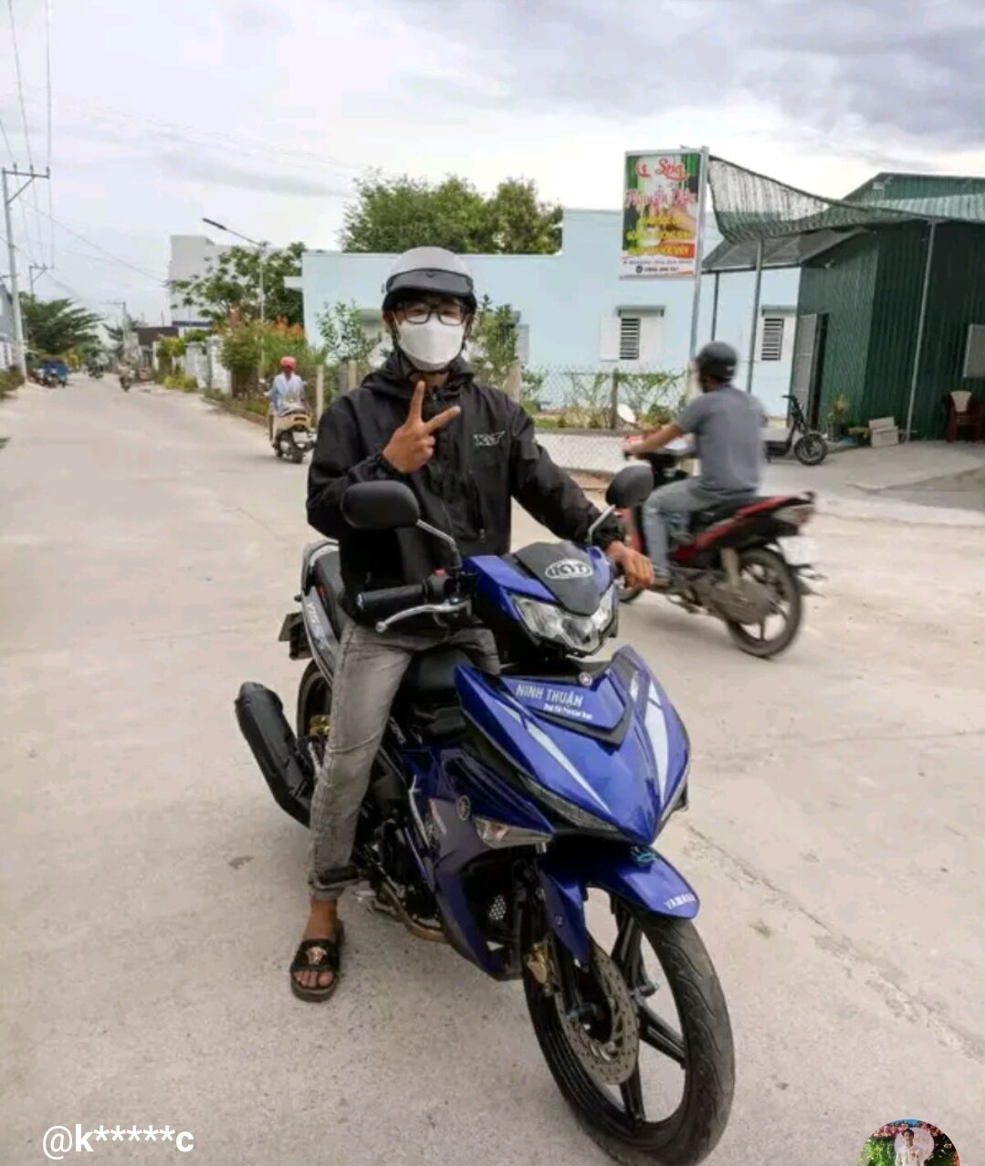 Cặp gương chiếu hậu YAMAHA SPARK màu đen.