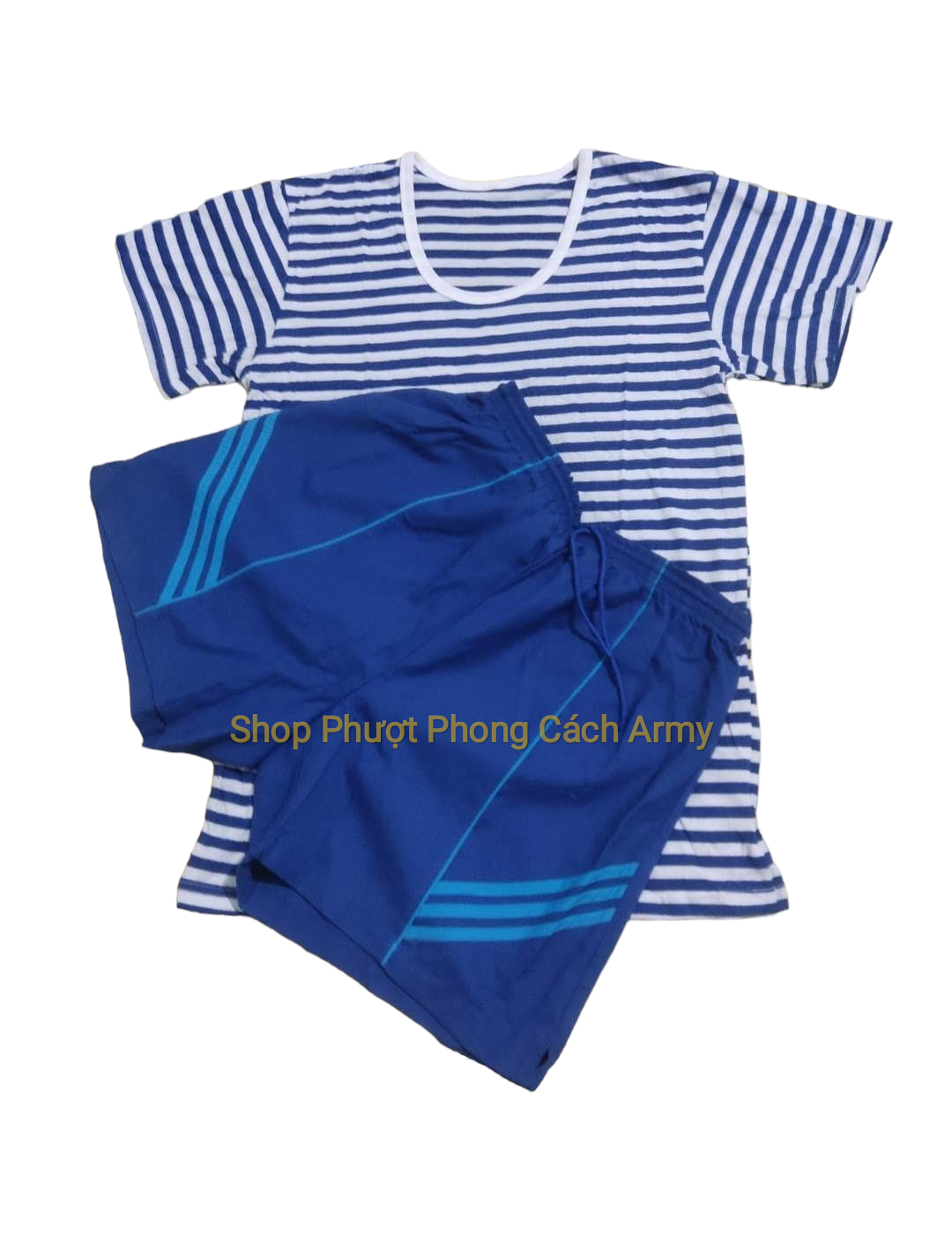 Combo quần đùi và áo thun sọc thể thao