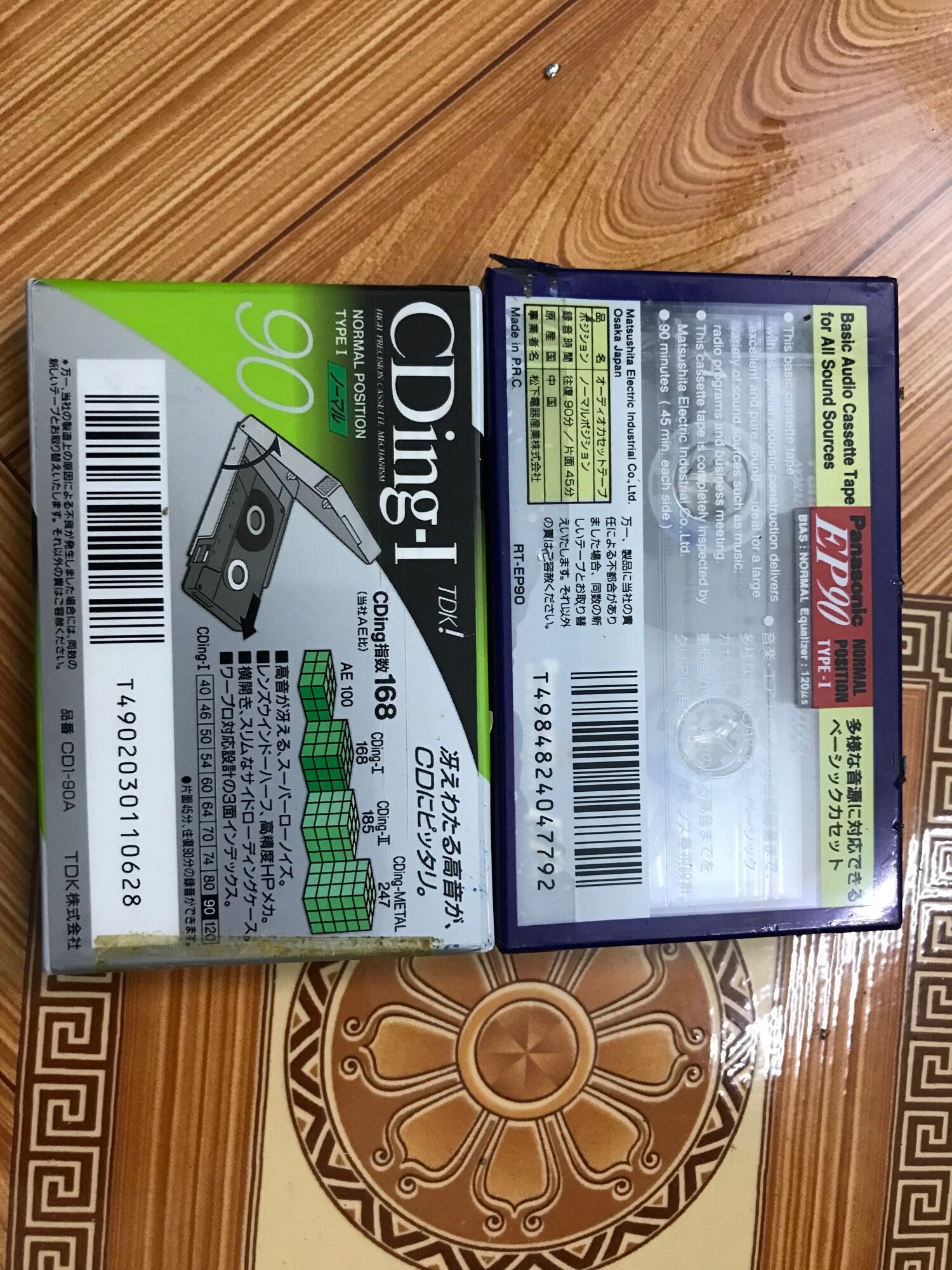 2 băng casette trắng