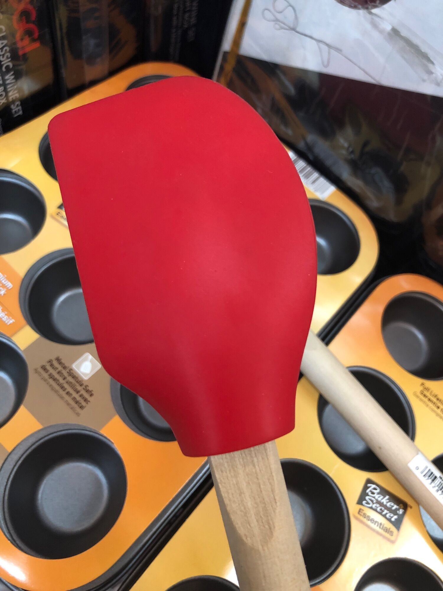 Cây vét bột silicone đỏ cán gỗ