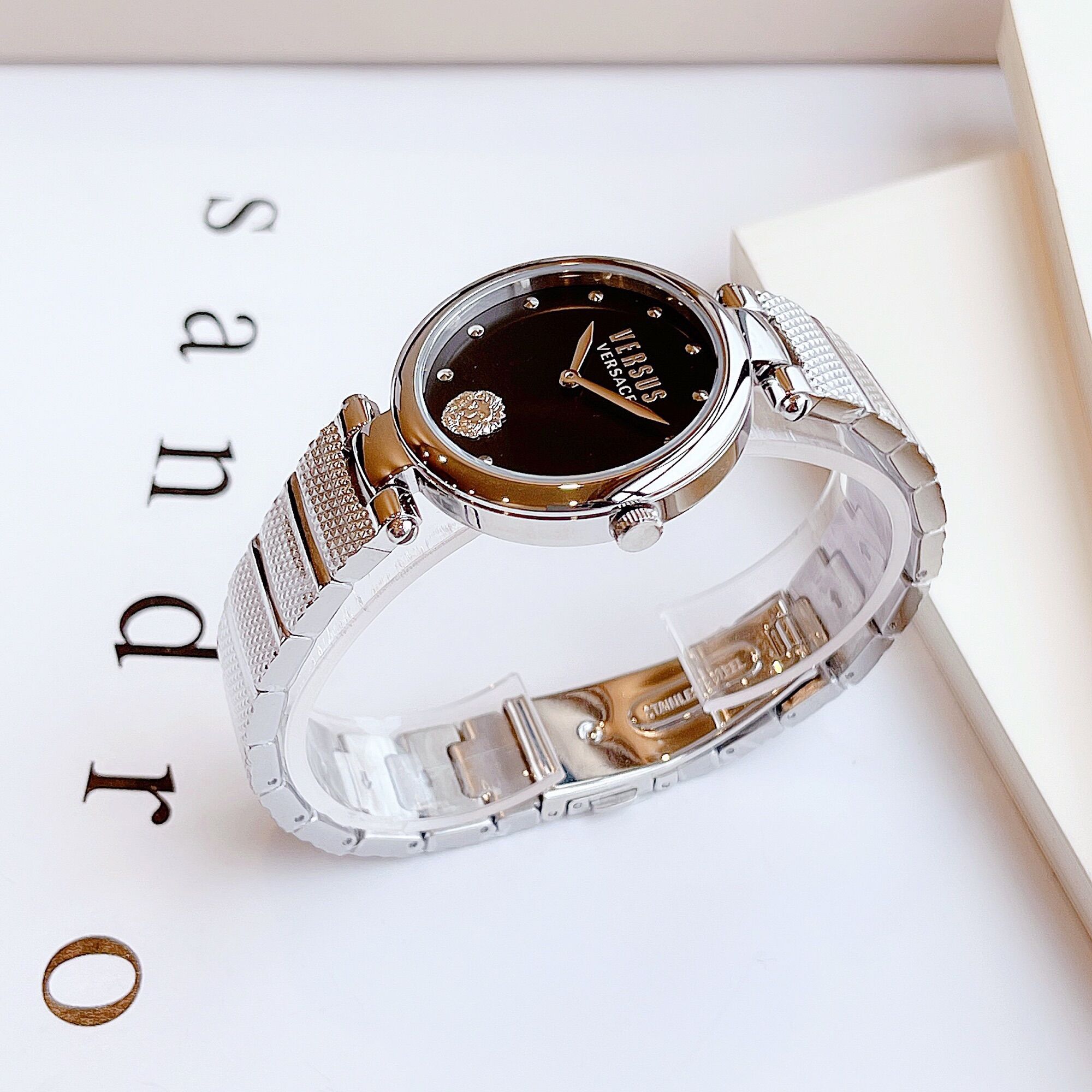 Đồng hồ nữ Versus dây kim loại, size 34mm