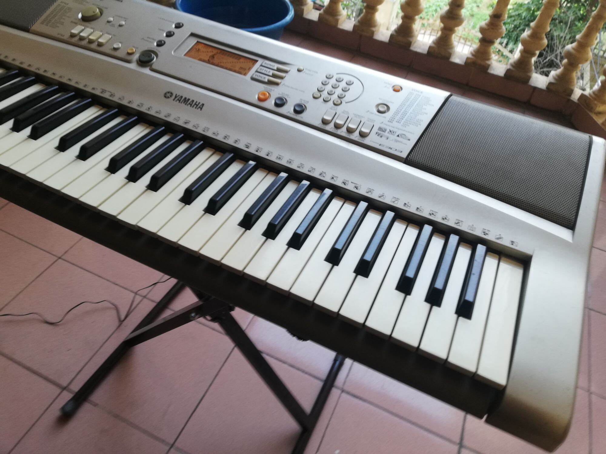 Đàn organ Yamaha PSR E303