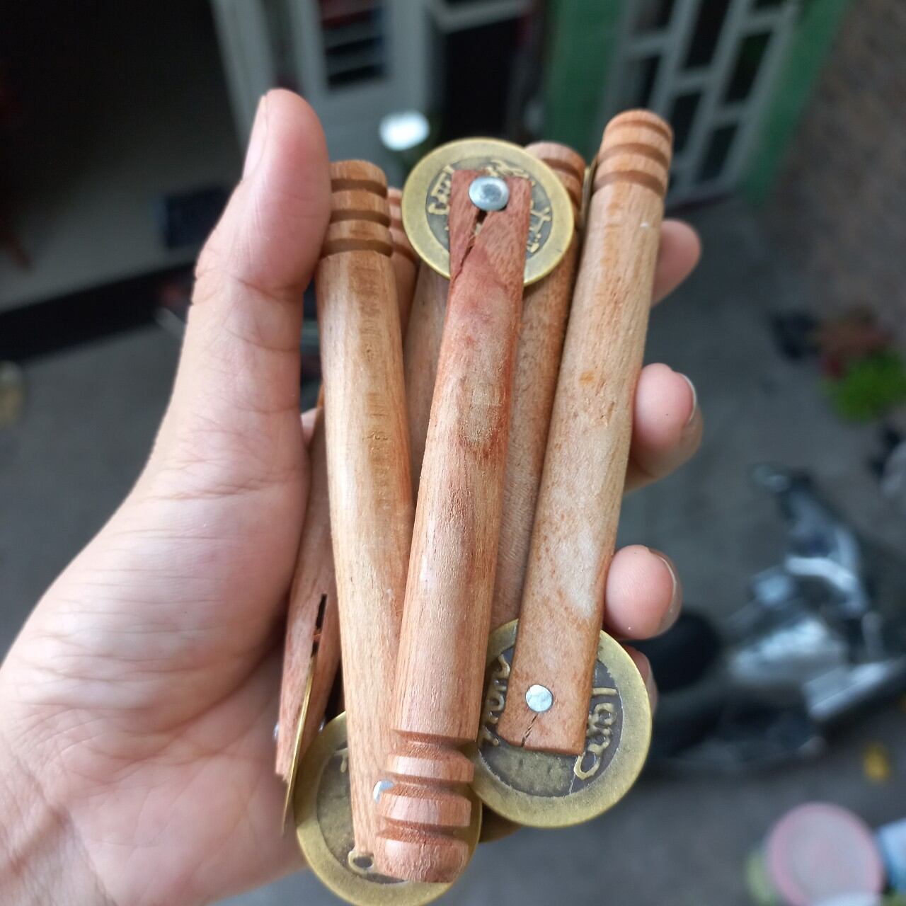Cây đồng xu cạo gió cán gỗ (10cm)