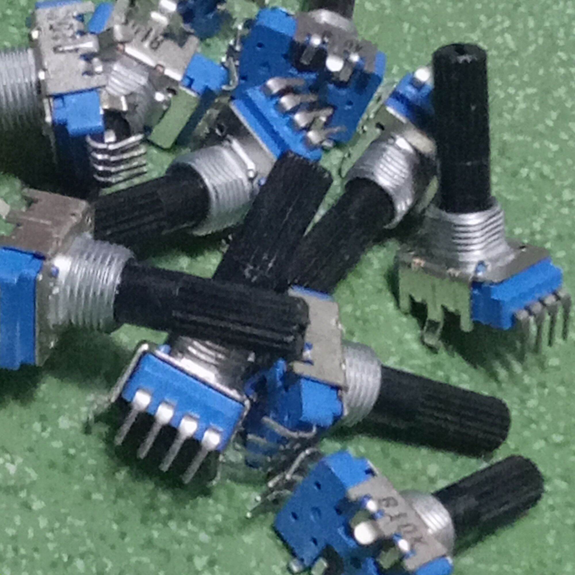 1 chiếc volume 4 chân mixer